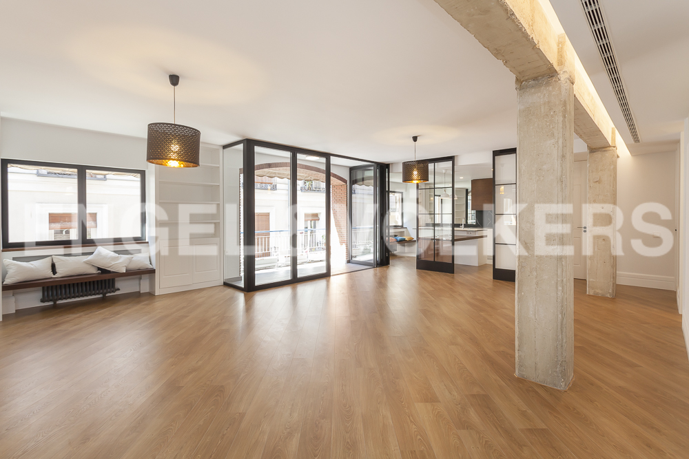 Spectacular, bright luxury apartment with terrace