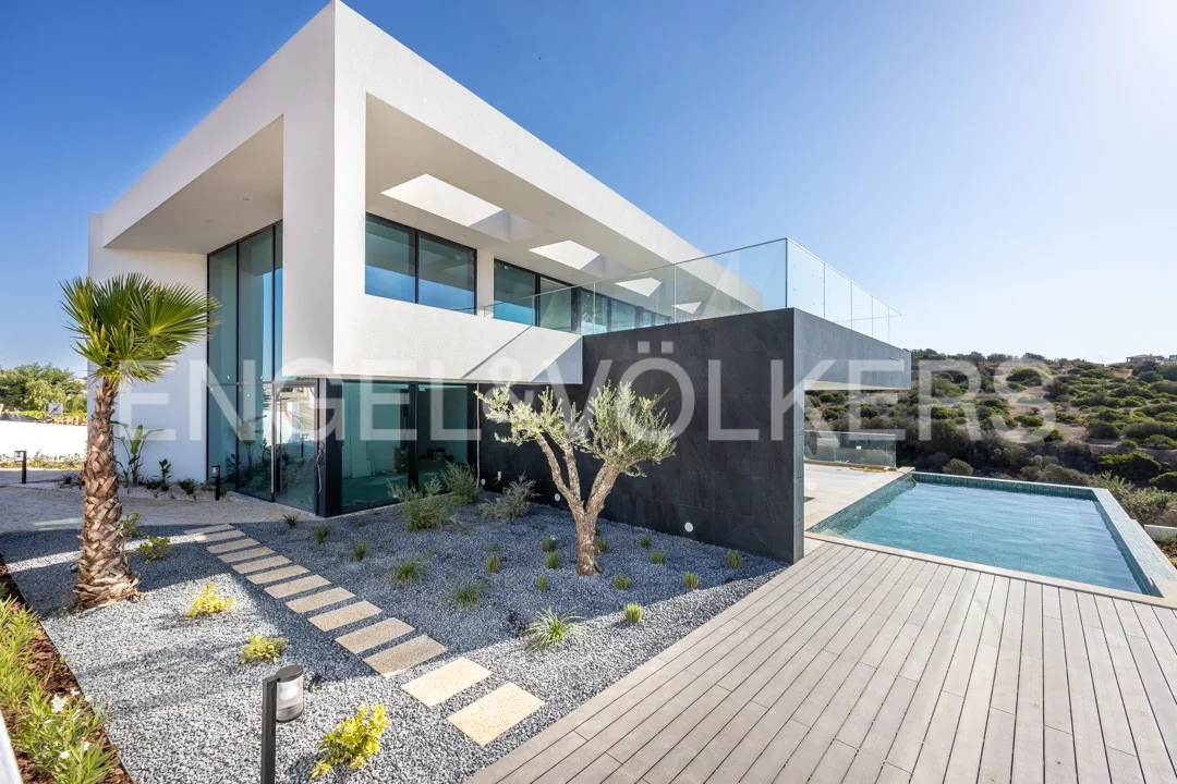 Detached Villa with Mirror swimming pool