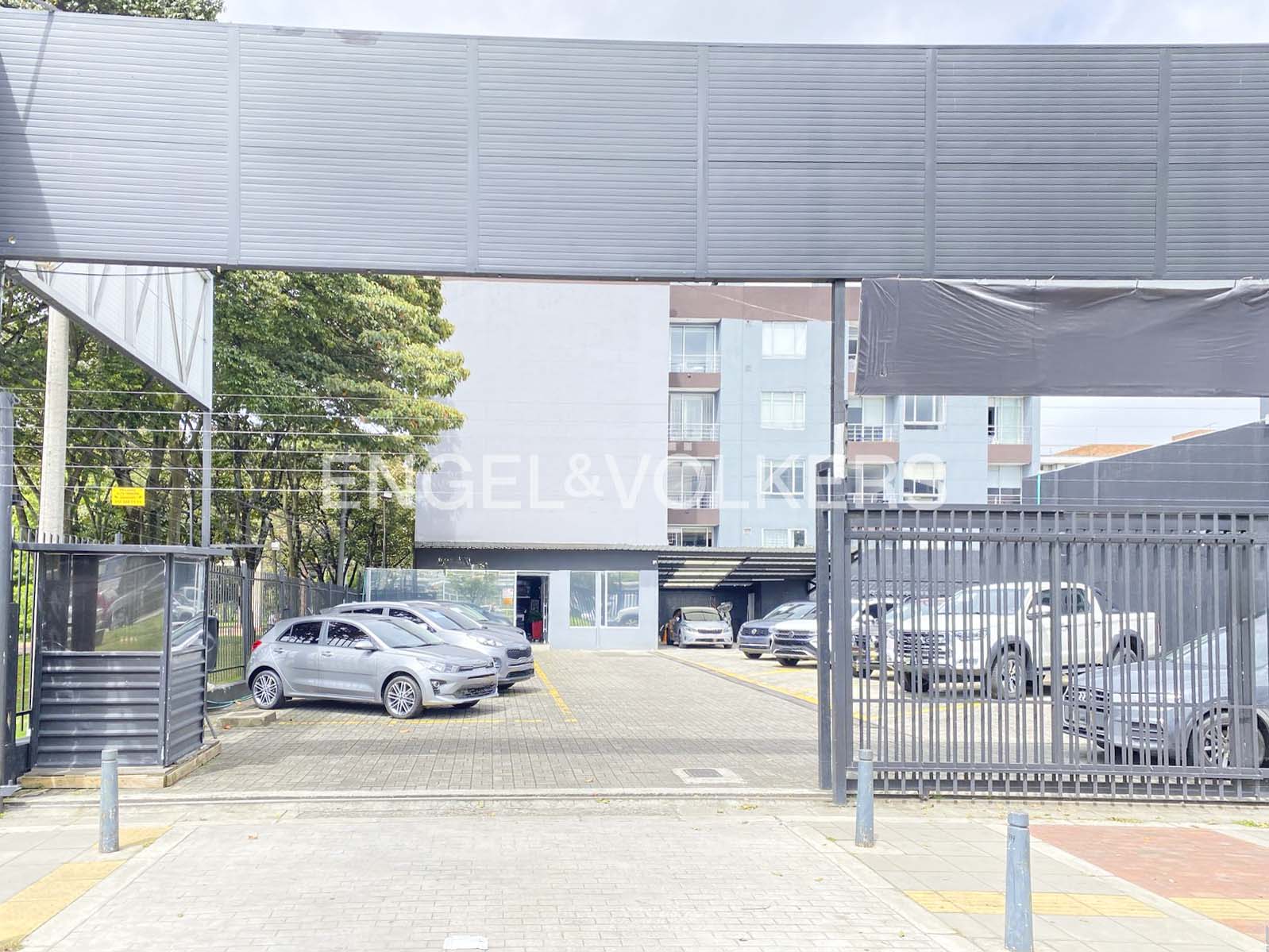 Arriendo Local Esquinero 900 m² sobre Autop. Nte