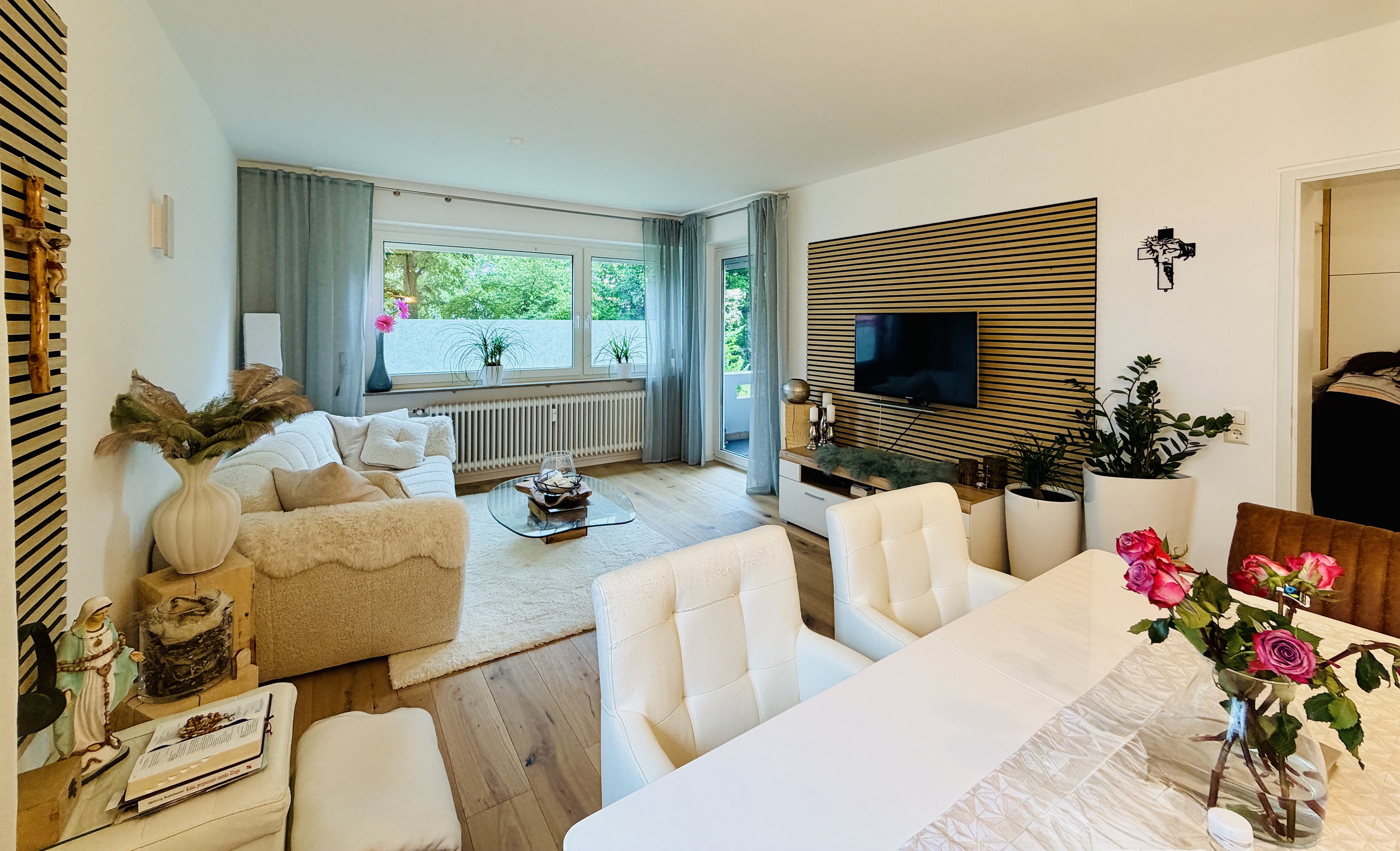 Exklusiv wohnen in Weingarten: liebevoll modernisierte 2-Zimmer-Wohnung mit Parkett, Aufzug, Südbalkon & grünem Ausblick – nah an Ravensburg und Bodensee