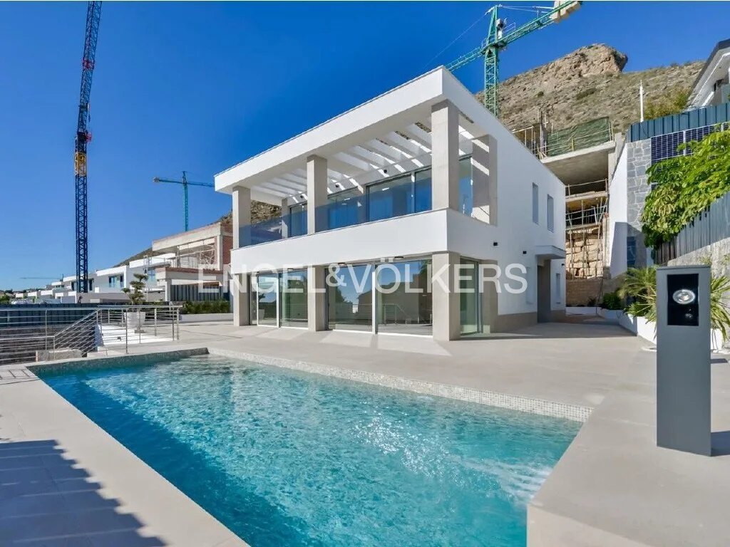 NEW VILLA WITH CITY AND COAST VIEWS IN A HIGHLY DESIRED AREA OF BENIDORM