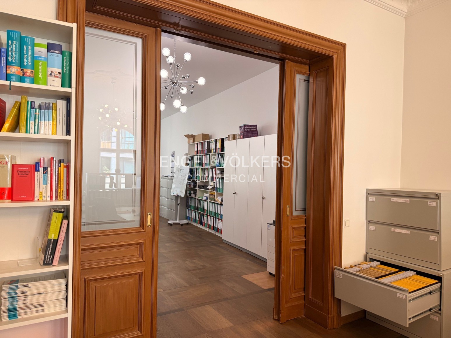 Altbaufläche mit Balkon im Regierungsviertel in Mitte