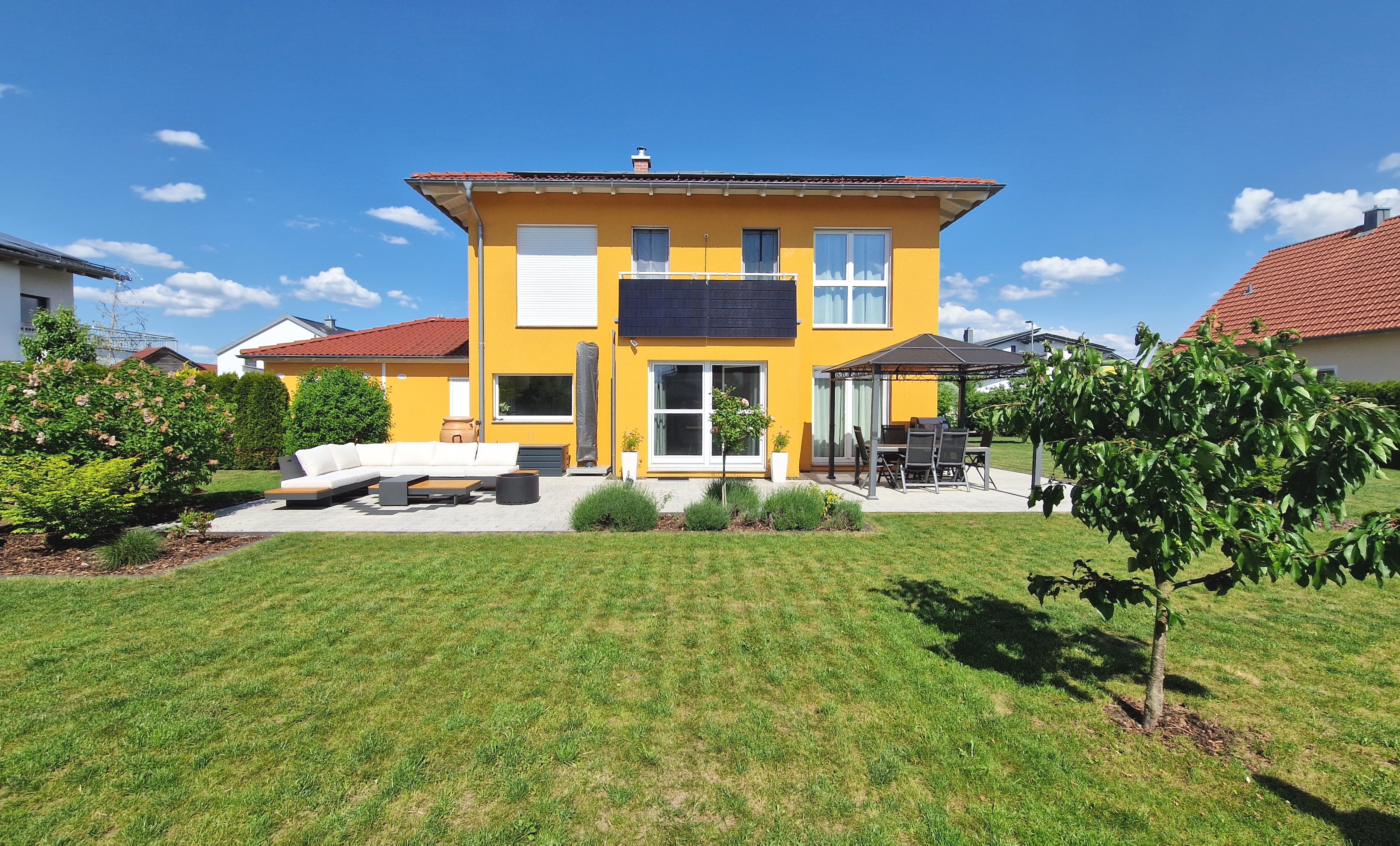 Modernes Traumhaus mit großem Garten