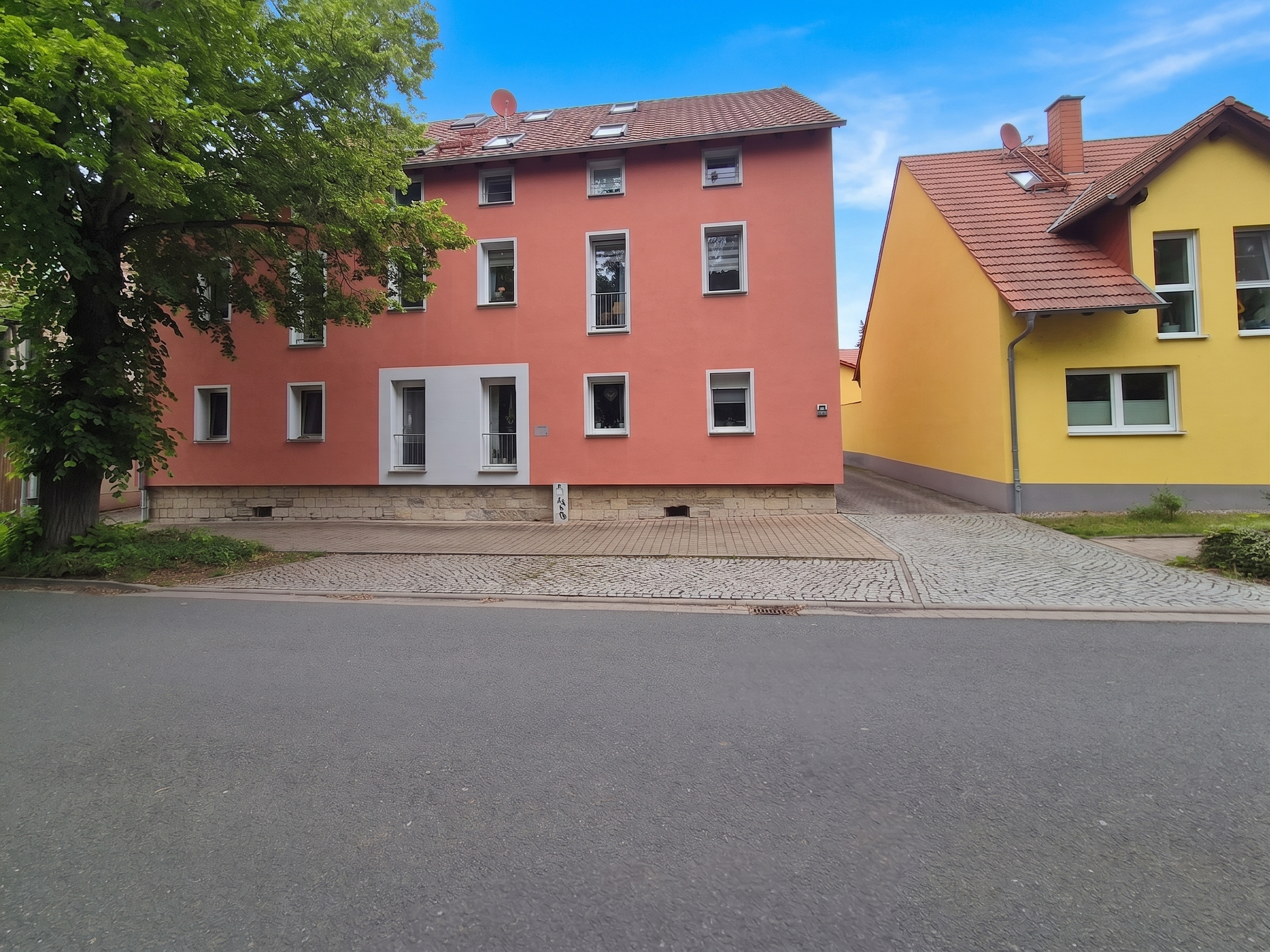 Langzeit vermietete 3-Zimmer-Erdgeschosswohnung mit Terrasse und Stellplatz