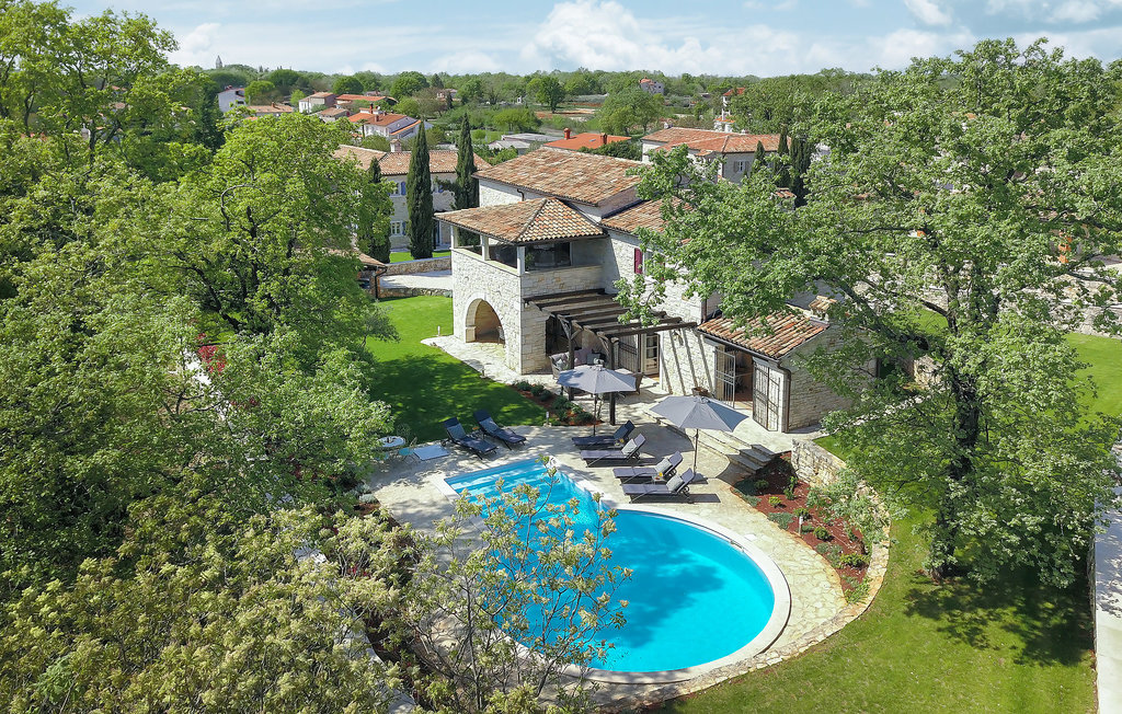 Authentic natural stone villa with pool, summer kitchen and unmistakable Istrian charm