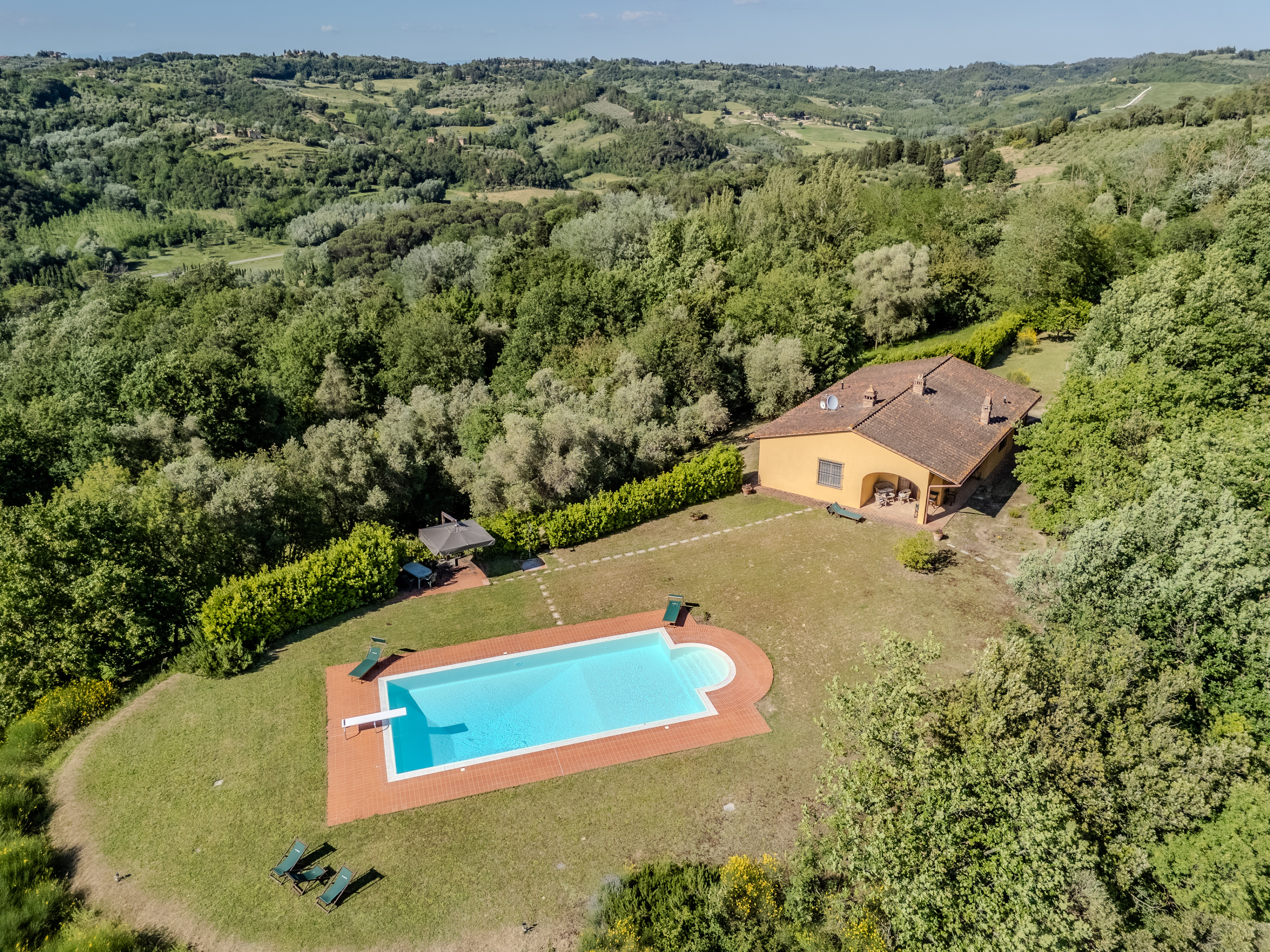 Villa with pool in a panoramic location in Legoli