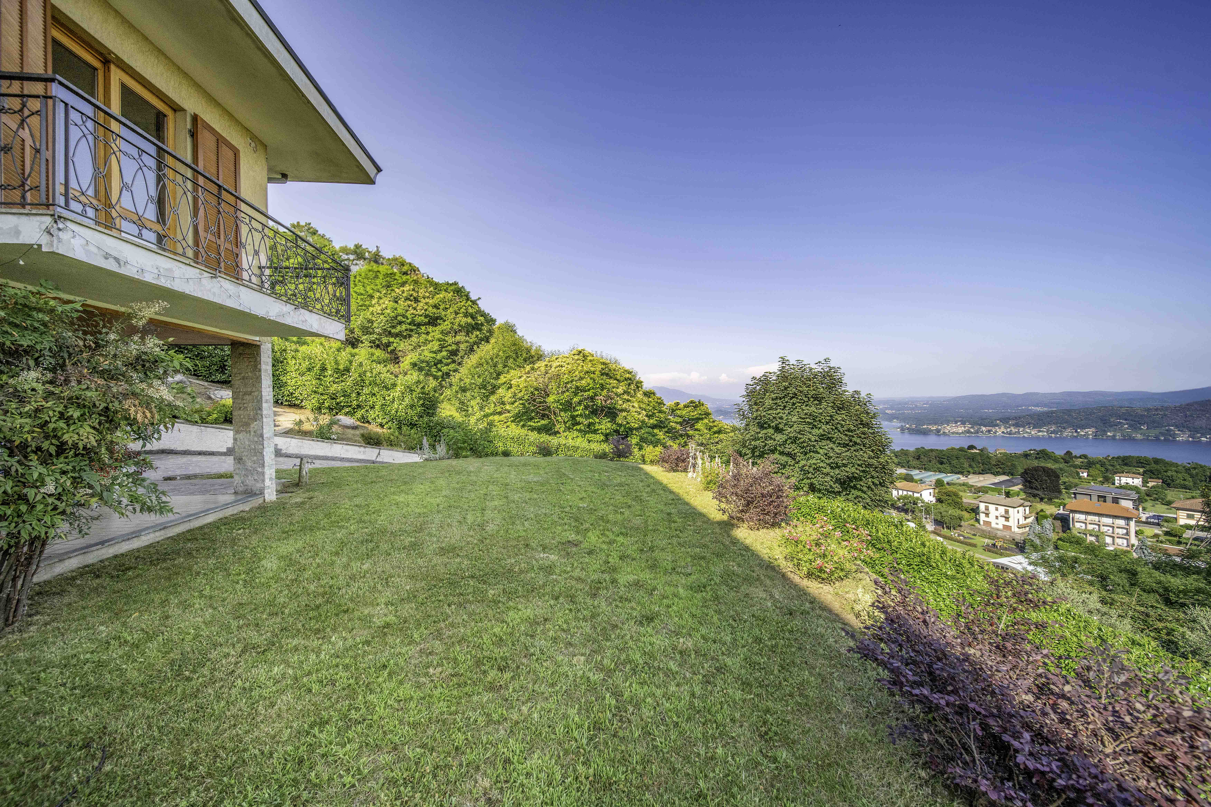 À Nebbiuno, villa moderne avec vue sur le lac