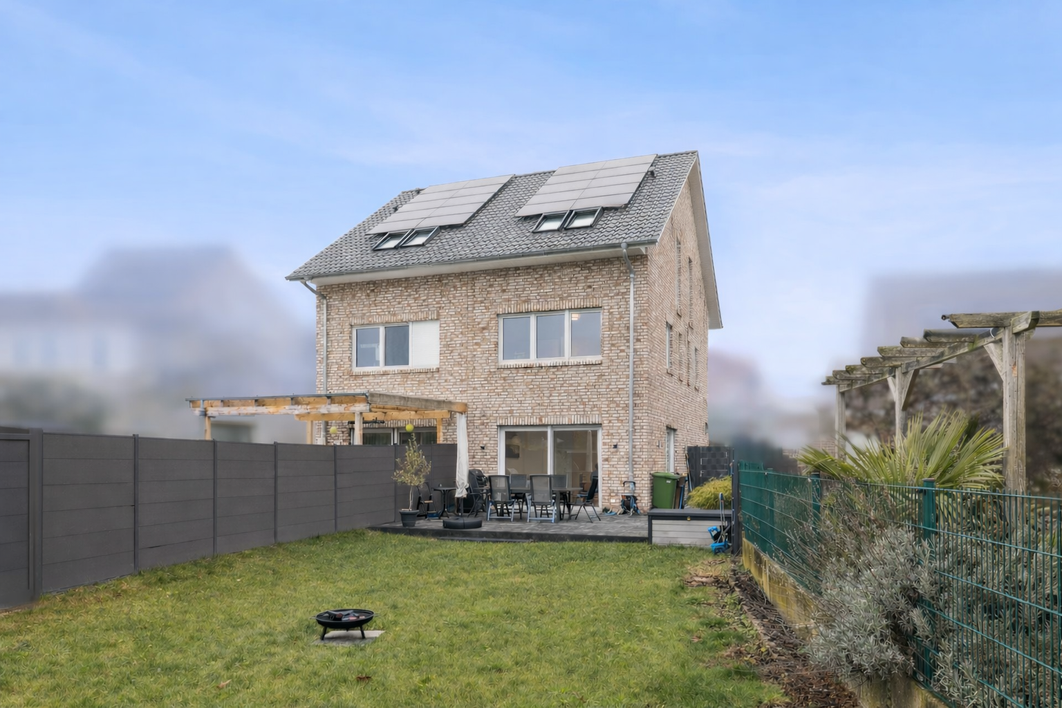 Move in and feel at home – nearly new semi-detached house in KfW-40 standard