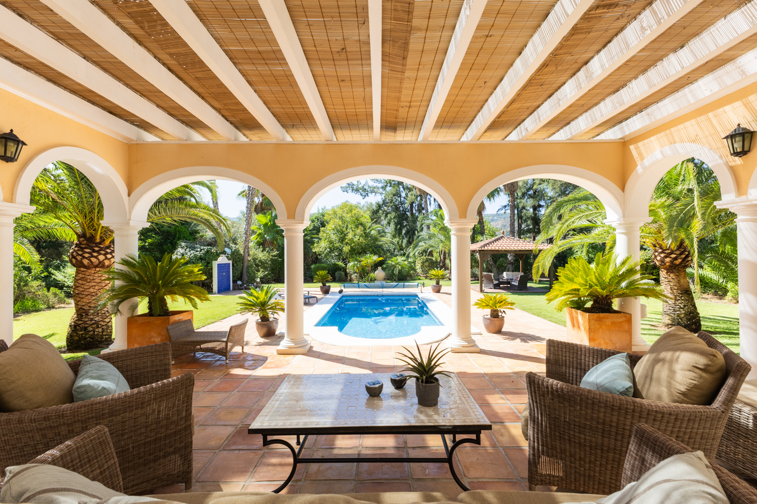 Exclusive residence with tennis court and dream garden