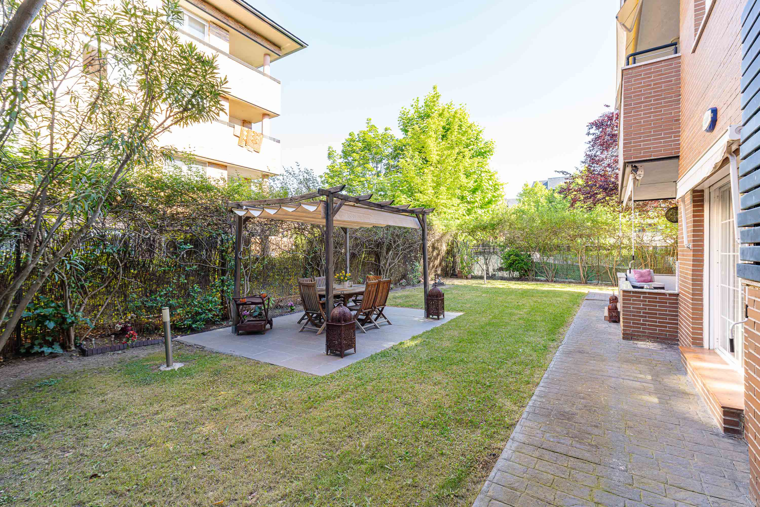 Magnífico bajo con impresionante jardín privado