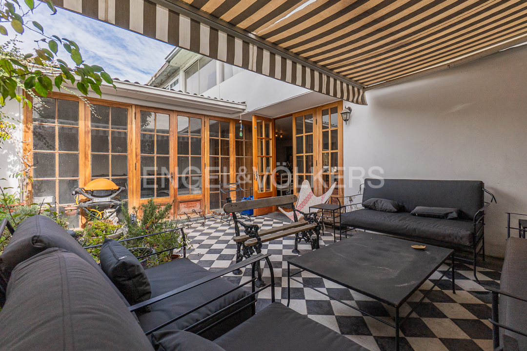 Casa de 2 pisos en Ñuñoa Oriente con 3 estacionamientos y terraza · 145 m2