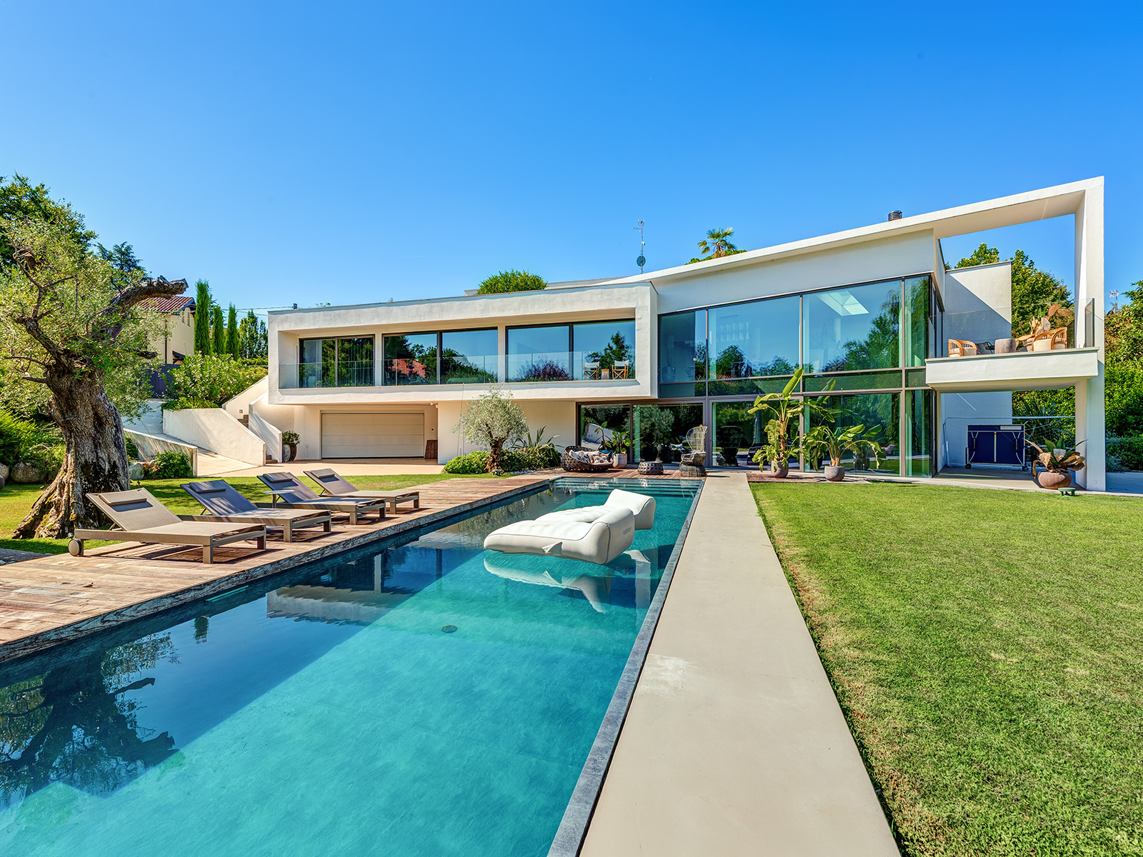 Contemporary villa: Design excellence and privacy