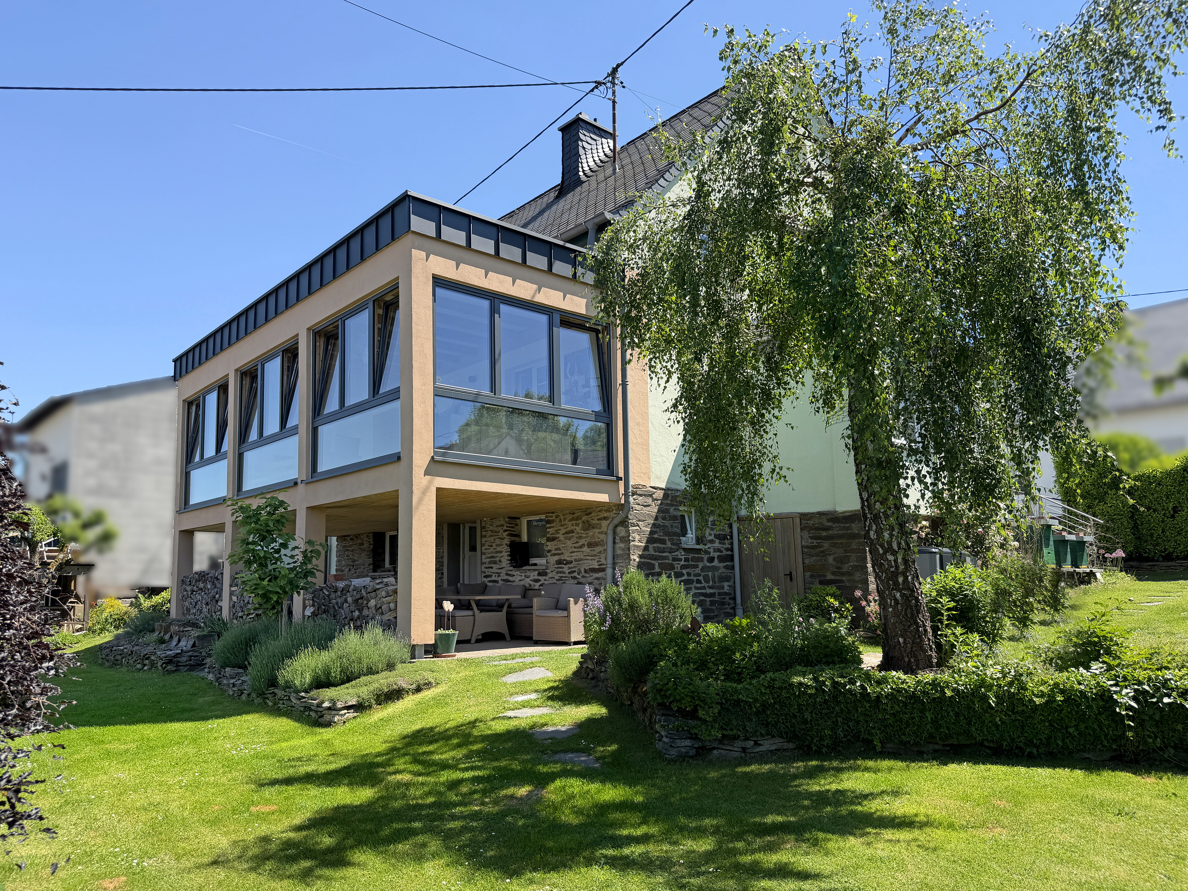 Modernisiertes Einfamilienhaus mit Anbau, Doppelgarage und großem Garten