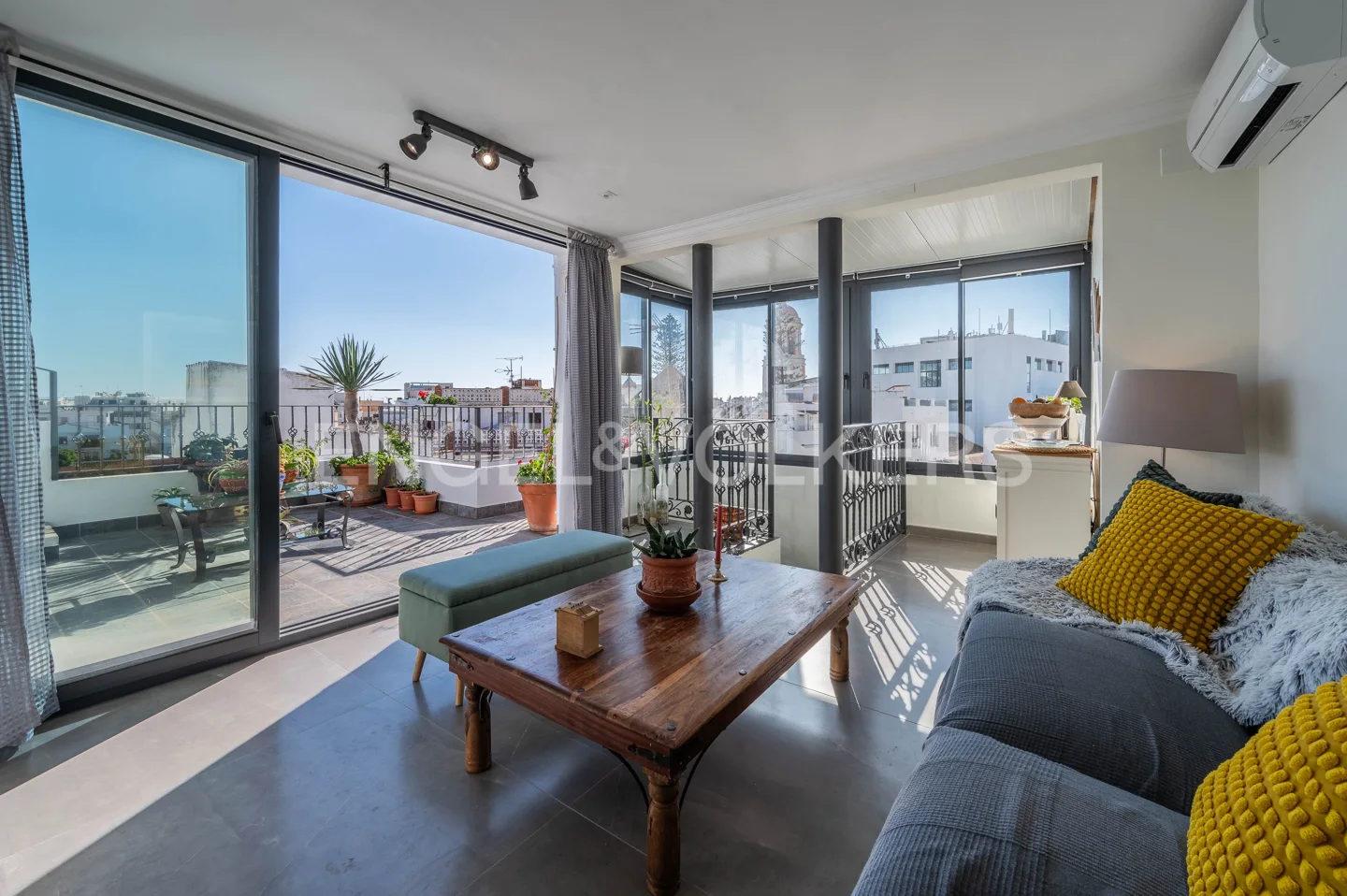 Refurbished and furnished townhouse in the historic centre of Estepona