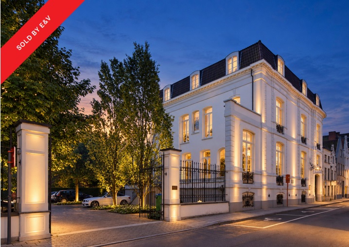 Monumental townhouse with 24 parking spaces!