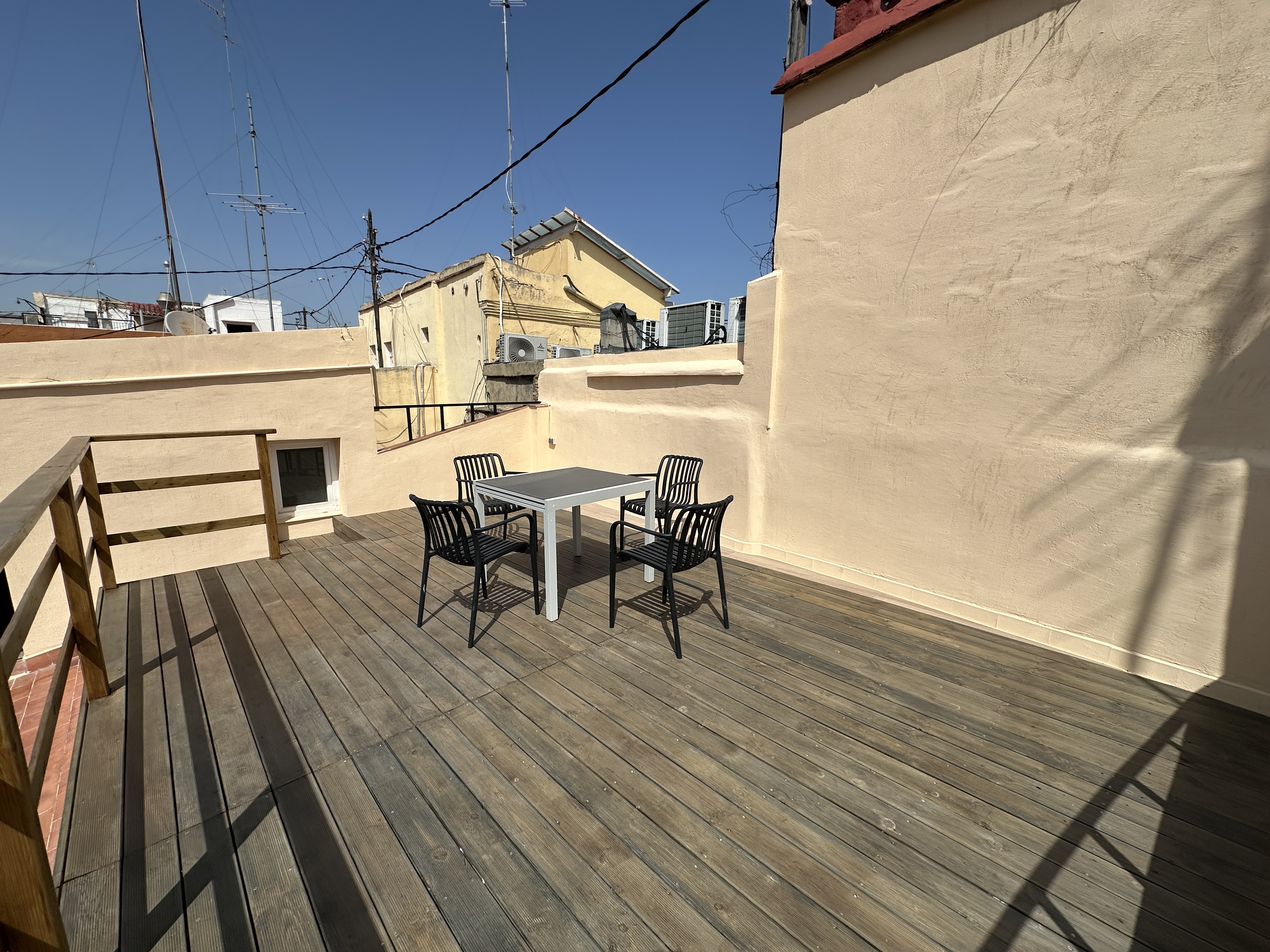 Nuevo atico con terraza privada en centro para corta estancia