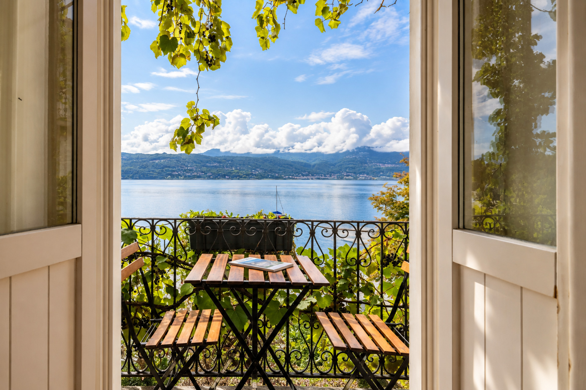 A peaceful refuge overlooking the lake