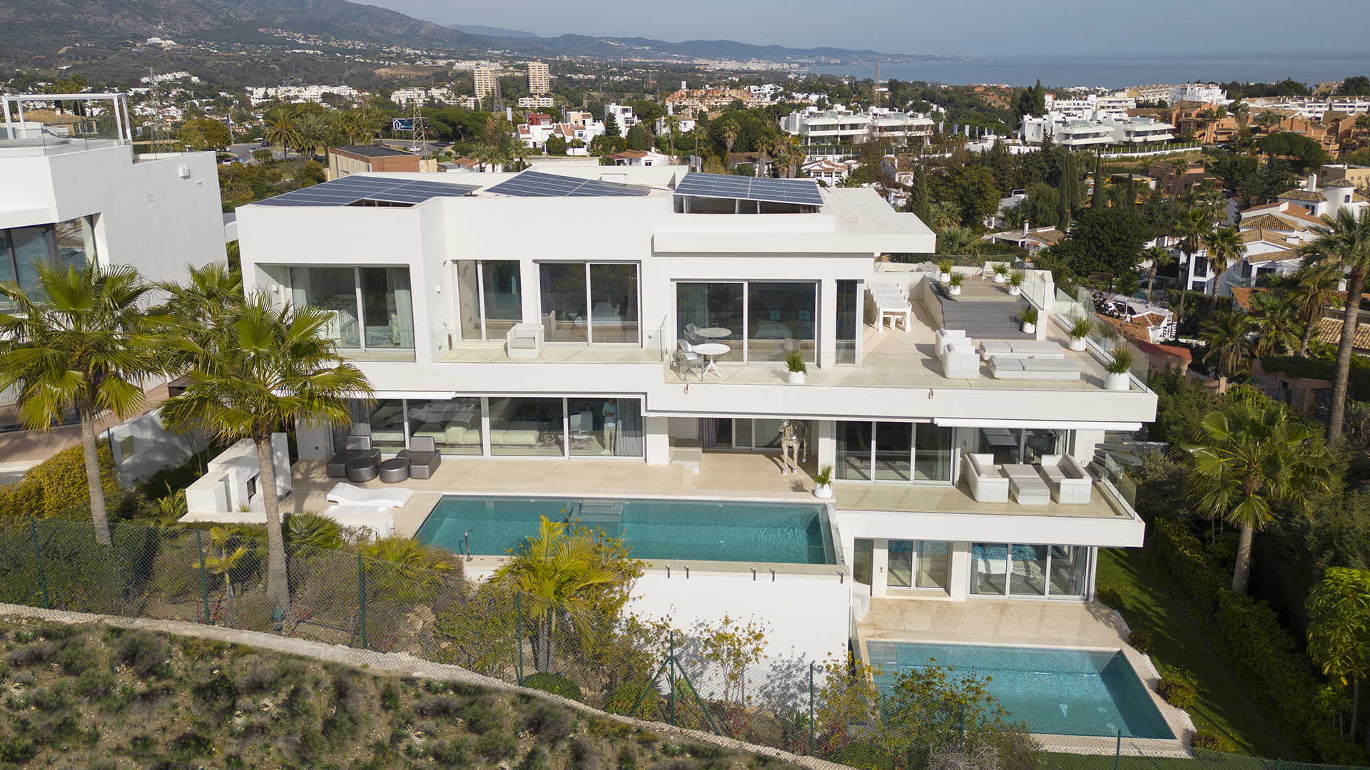 Exklusive, neu erbaute Villa mit zwei Pools und freiem Blick auf die Küste