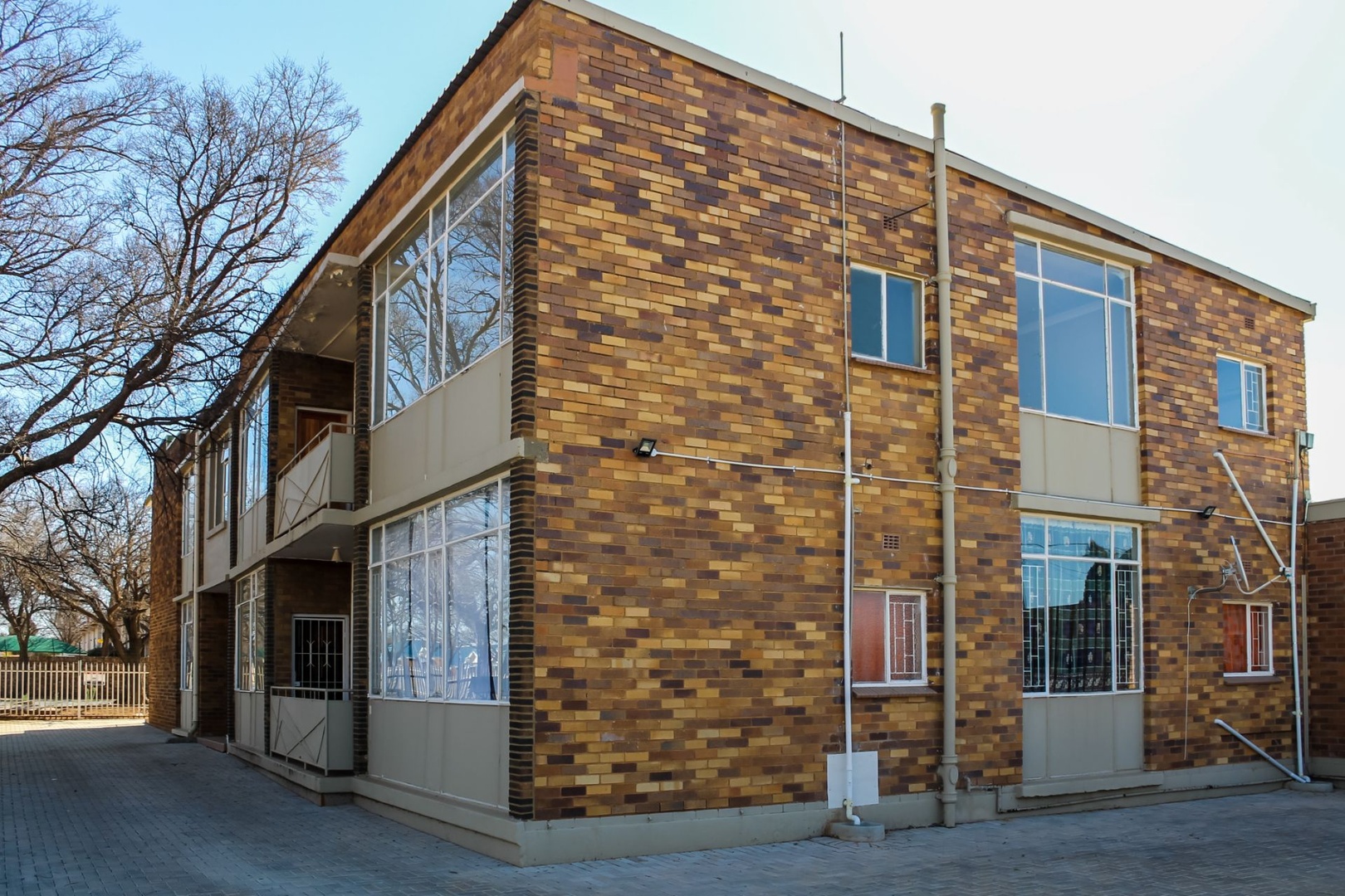 Spacious bachelor apartment to rent in Potch Central