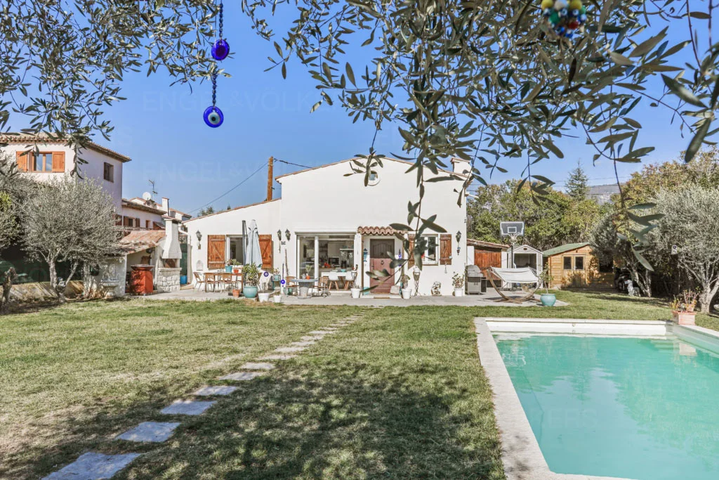 Charming 115 sqm house with  alovely garden and a swimming pool
