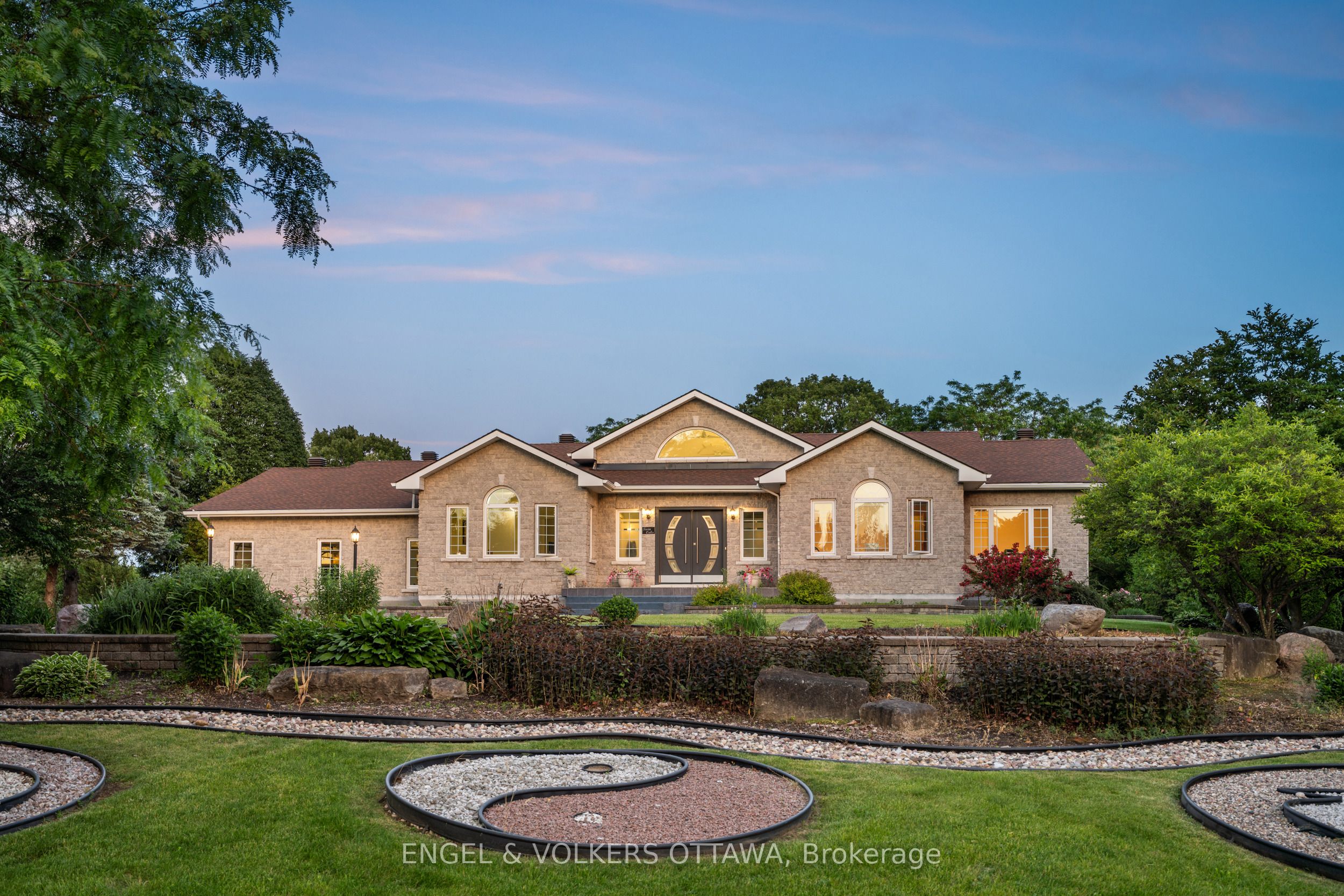 Extraordinary waterfront retreat in Greely