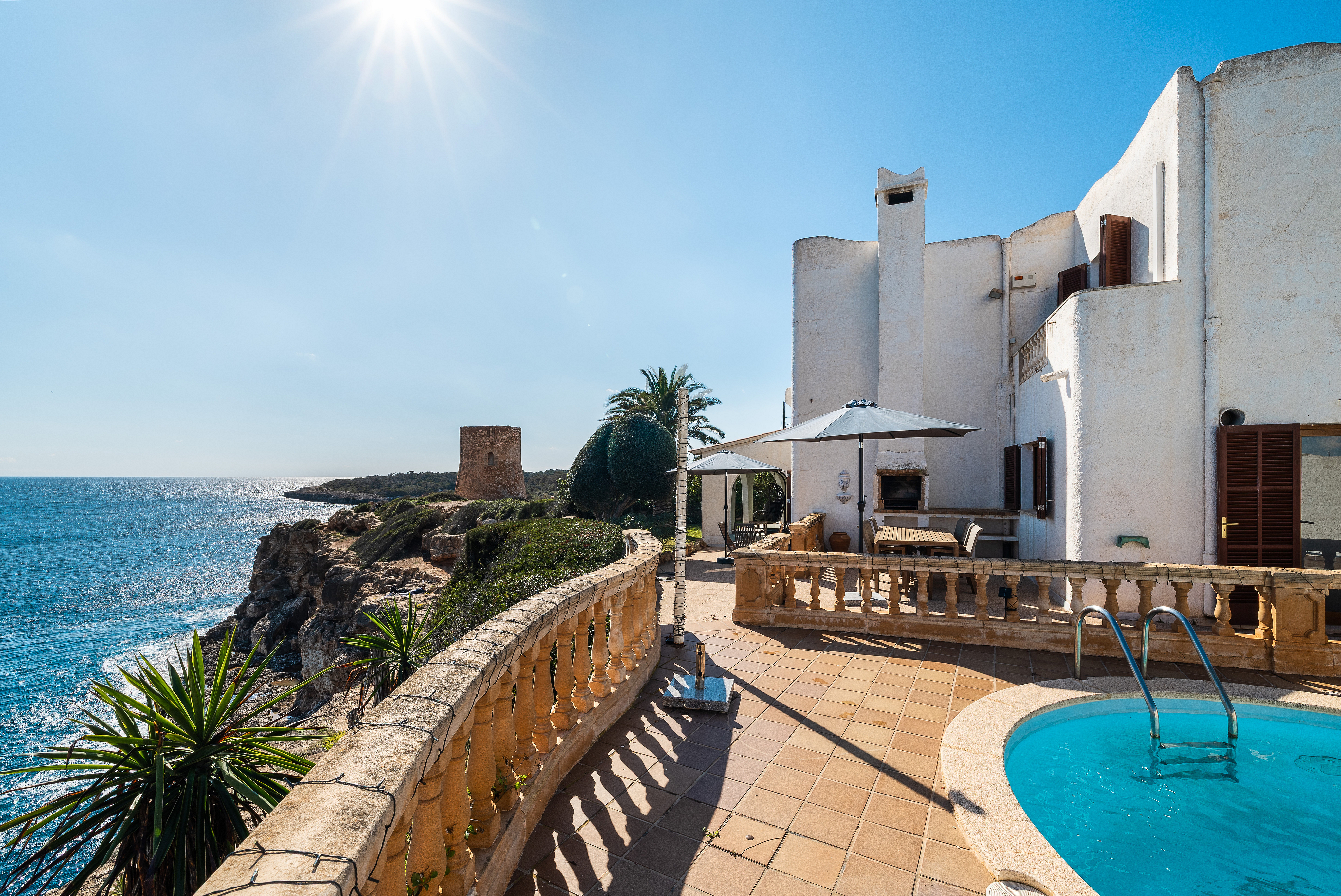 Frontline villa in Cala Pi with great potential