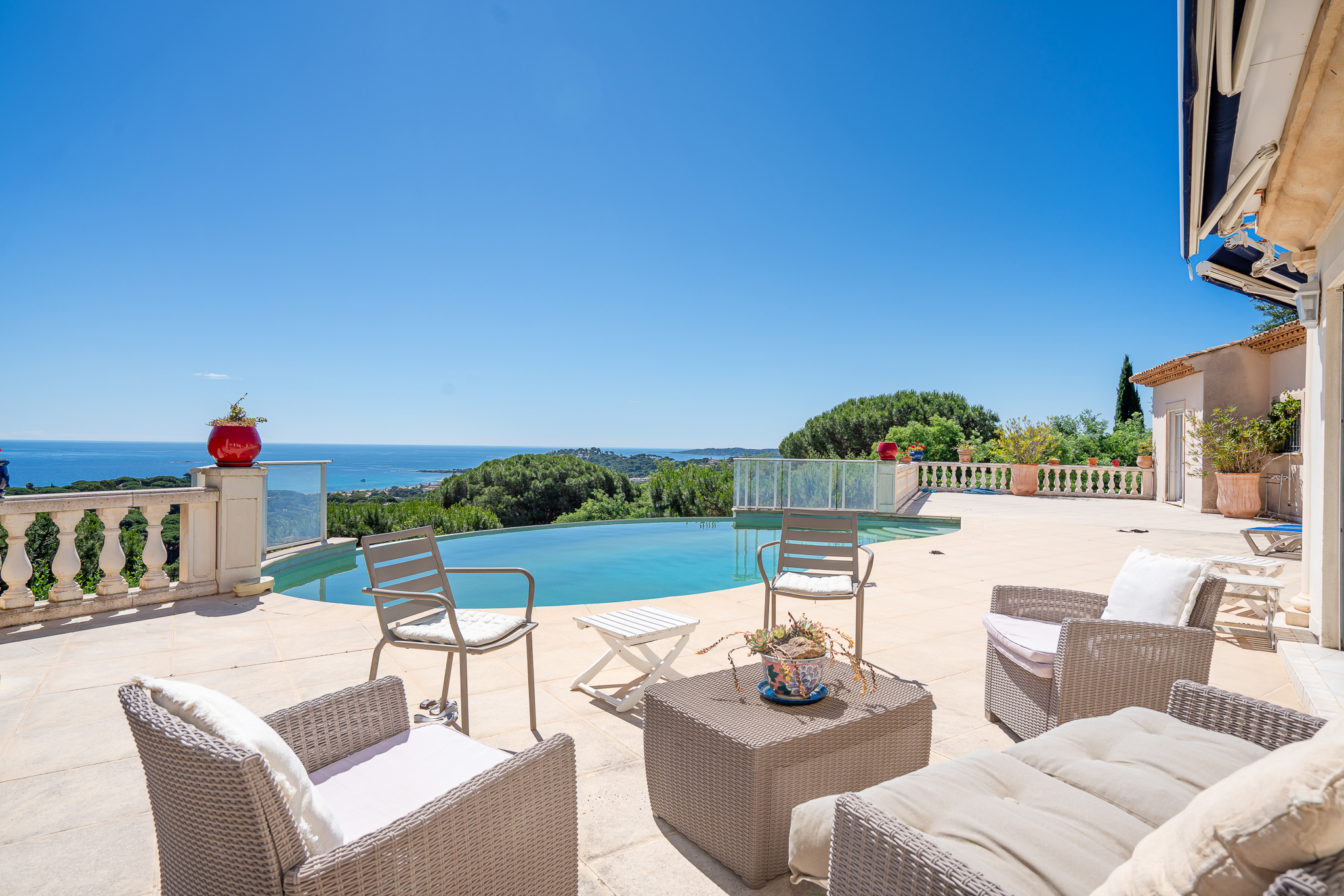 Single-story villa with panoramic sea view over the Gulf of Saint-Tropez