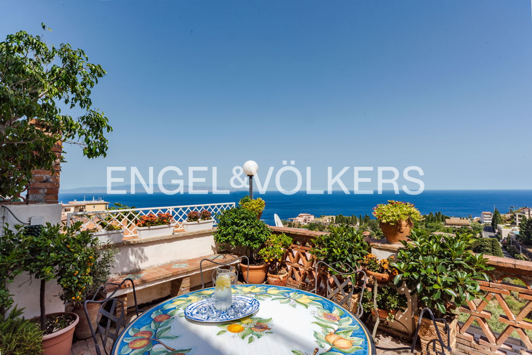 Elegant Panoramic Apartment in Taormina