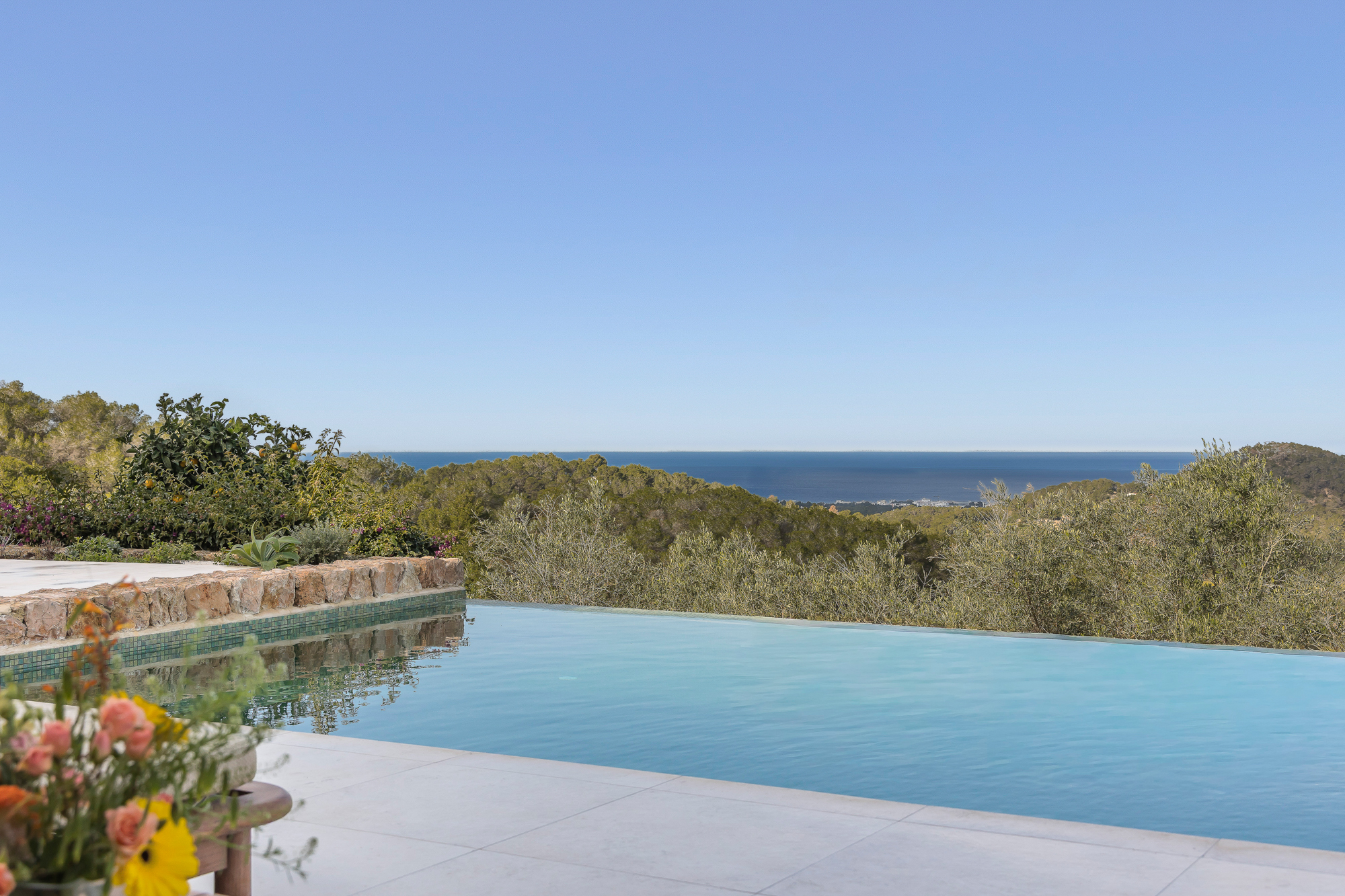 Elegant newly built villa with panoramic sea views