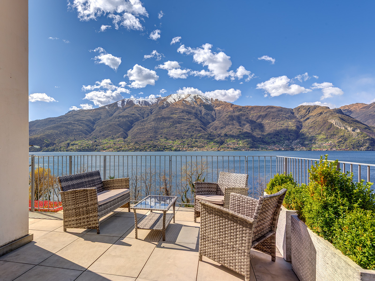 Panorama-Apartment mit großer Terrasse in einer Wohnanlage mit Swimmingpool