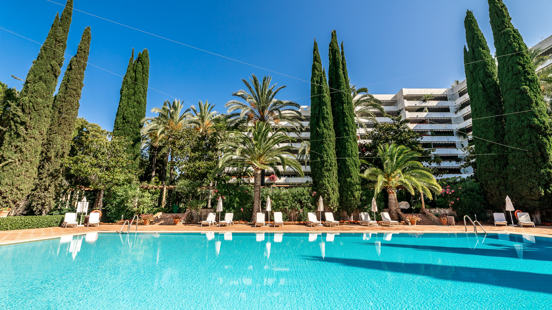 Luxury Beachside Living: 4-Bedroom corner Apartment in Don Gonzalo, Marbella