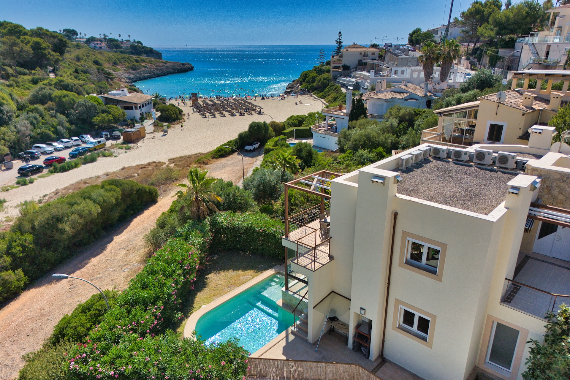 Frontline sea villa, first occupancy after high-end renovation, with beach access and rental license