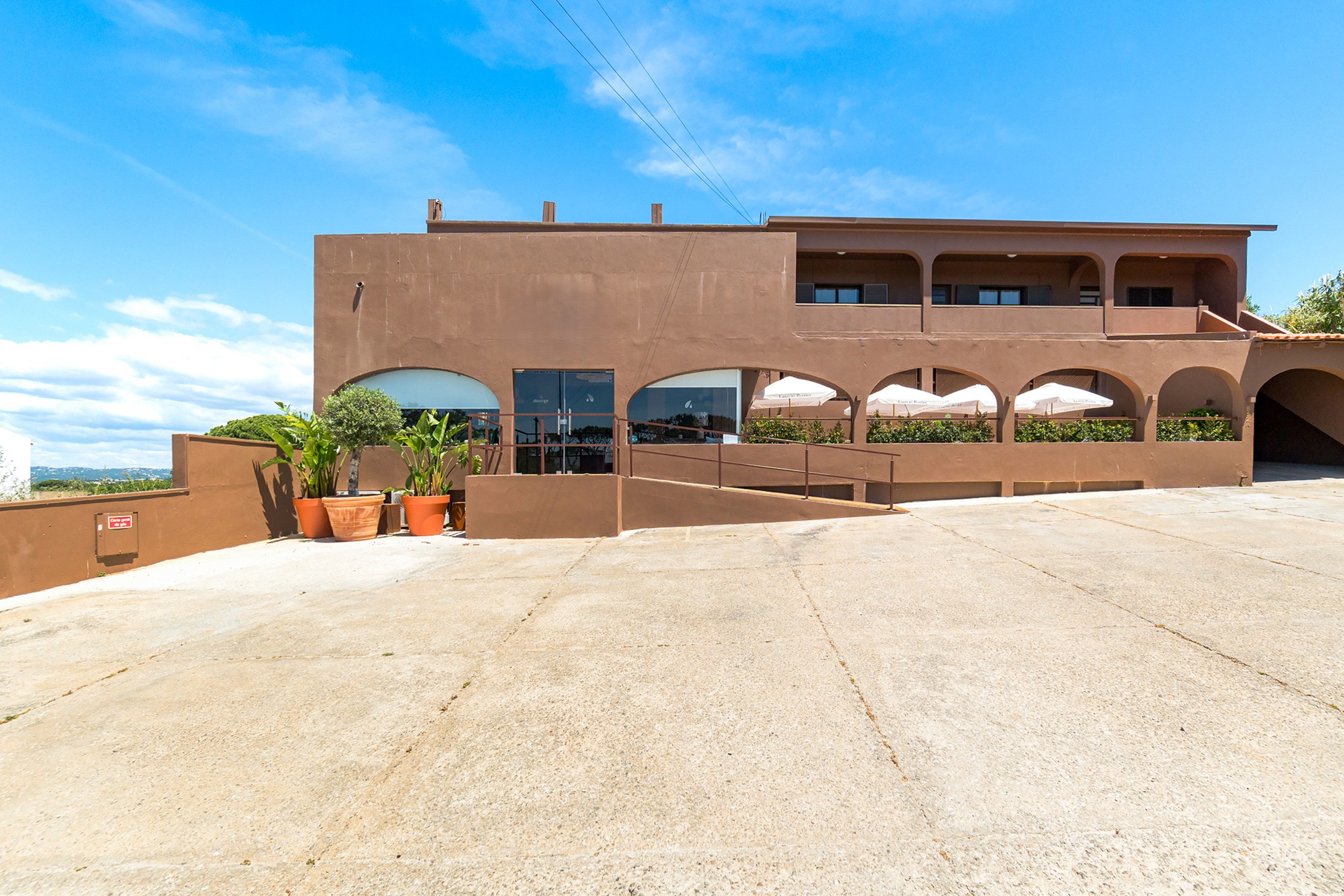 Excepcional Propriedade de Investimento com Apartamentos para Arrendamento e Duas Licenças Comerciais Ativas à Entrada do Resort de Luxo de Vale do Lobo