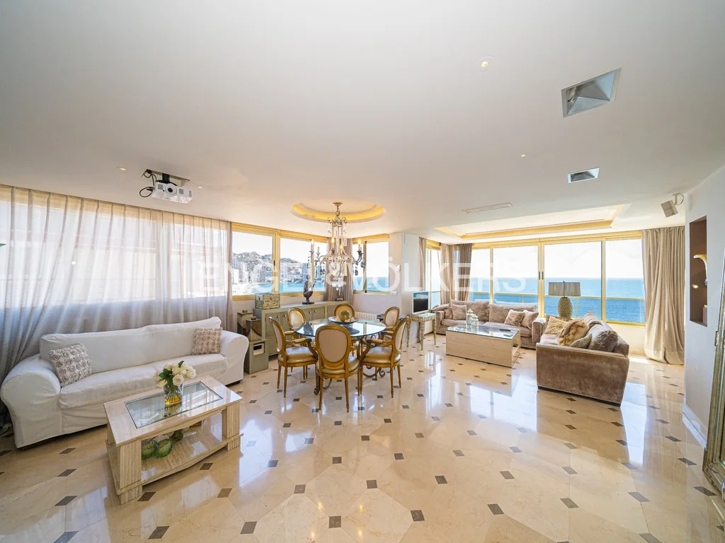 Impressive luxury apartment on the first line of Levante beach
