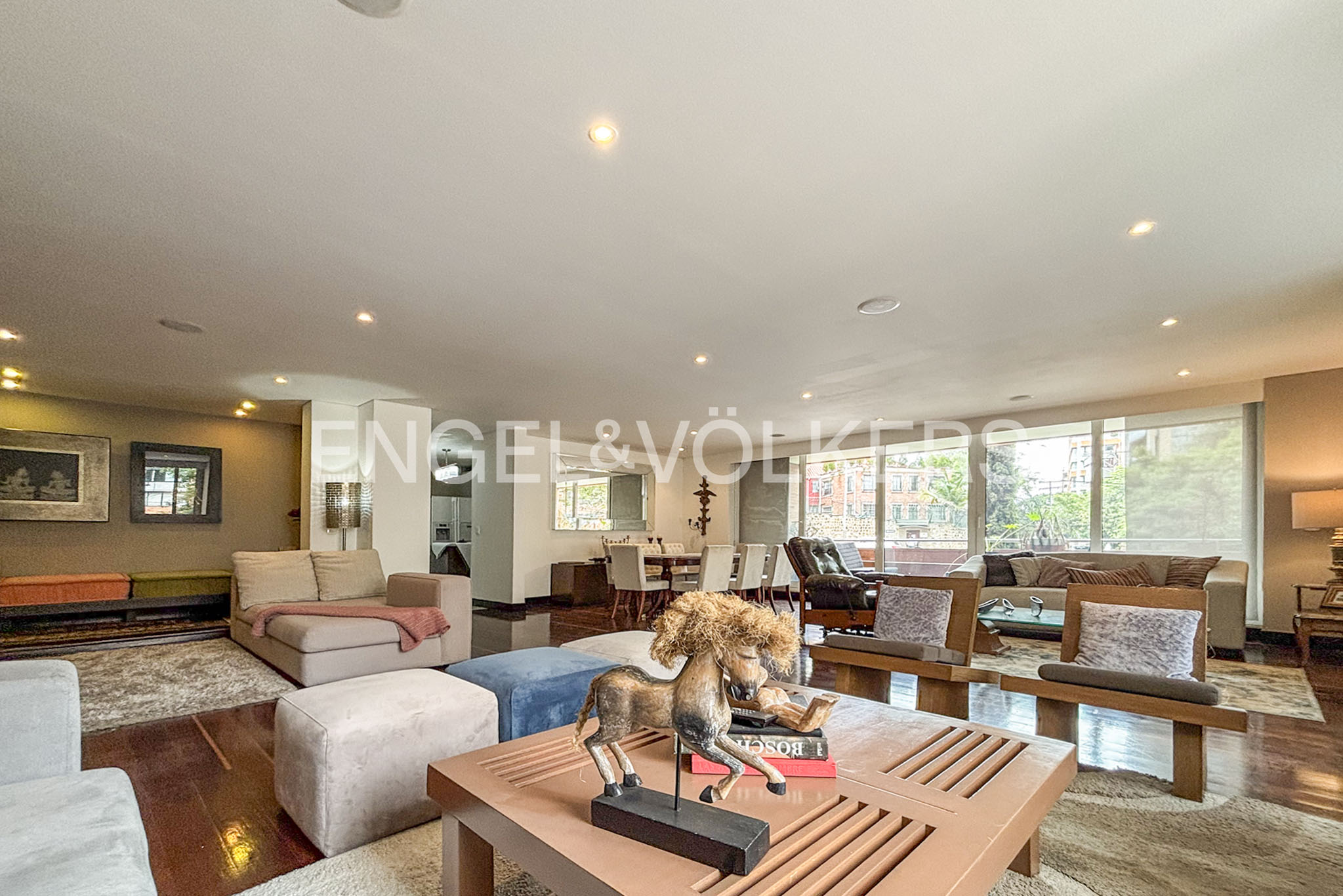 Amplio apartamento amoblado y con terraza en Rosales bajo para arriendo
