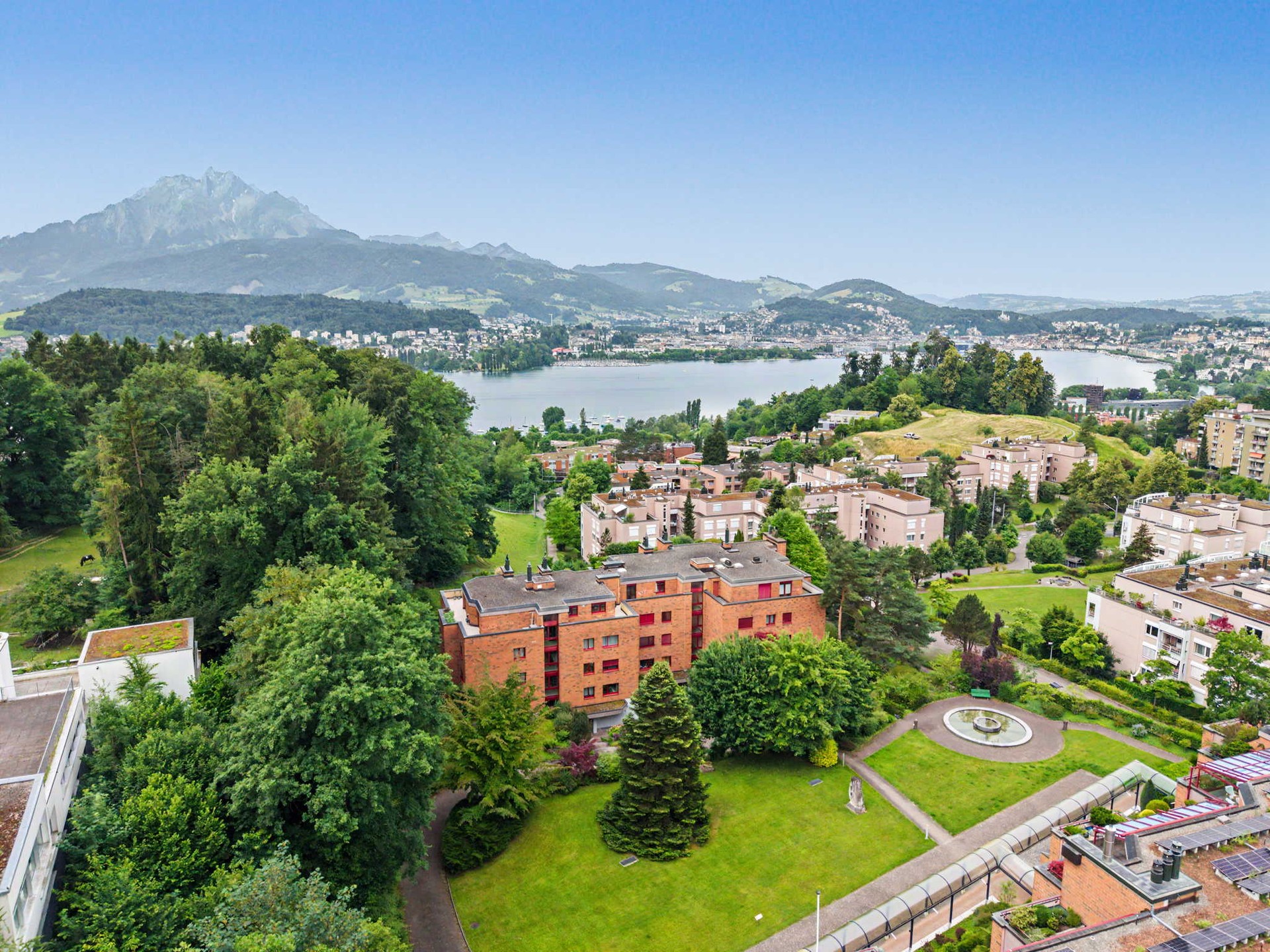 Stadtnaher Wohnkomfort mit Balkon, Cheminée & Blick ins Grüne