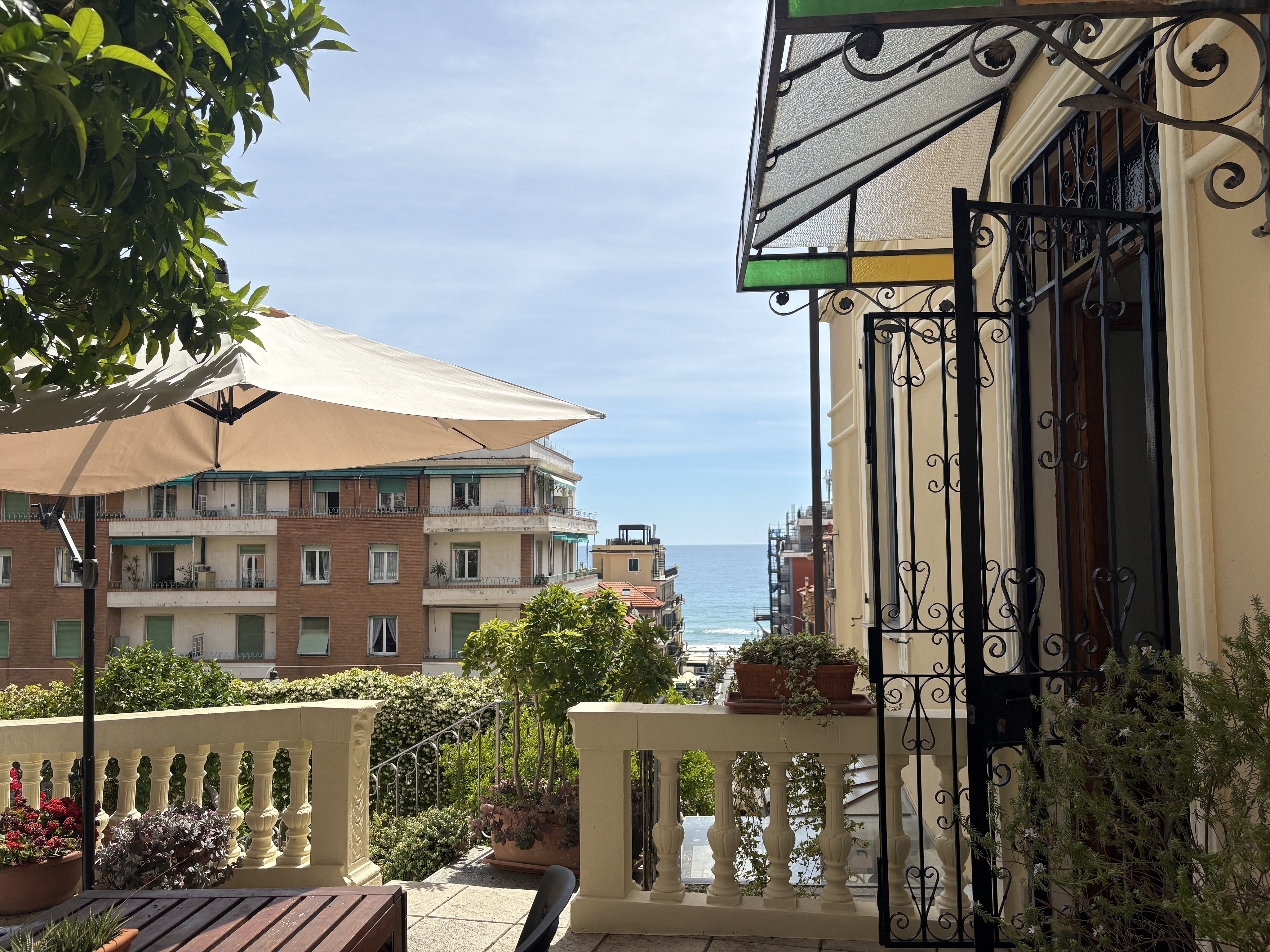 Three-room villa apartment with sea view, private garden and garage