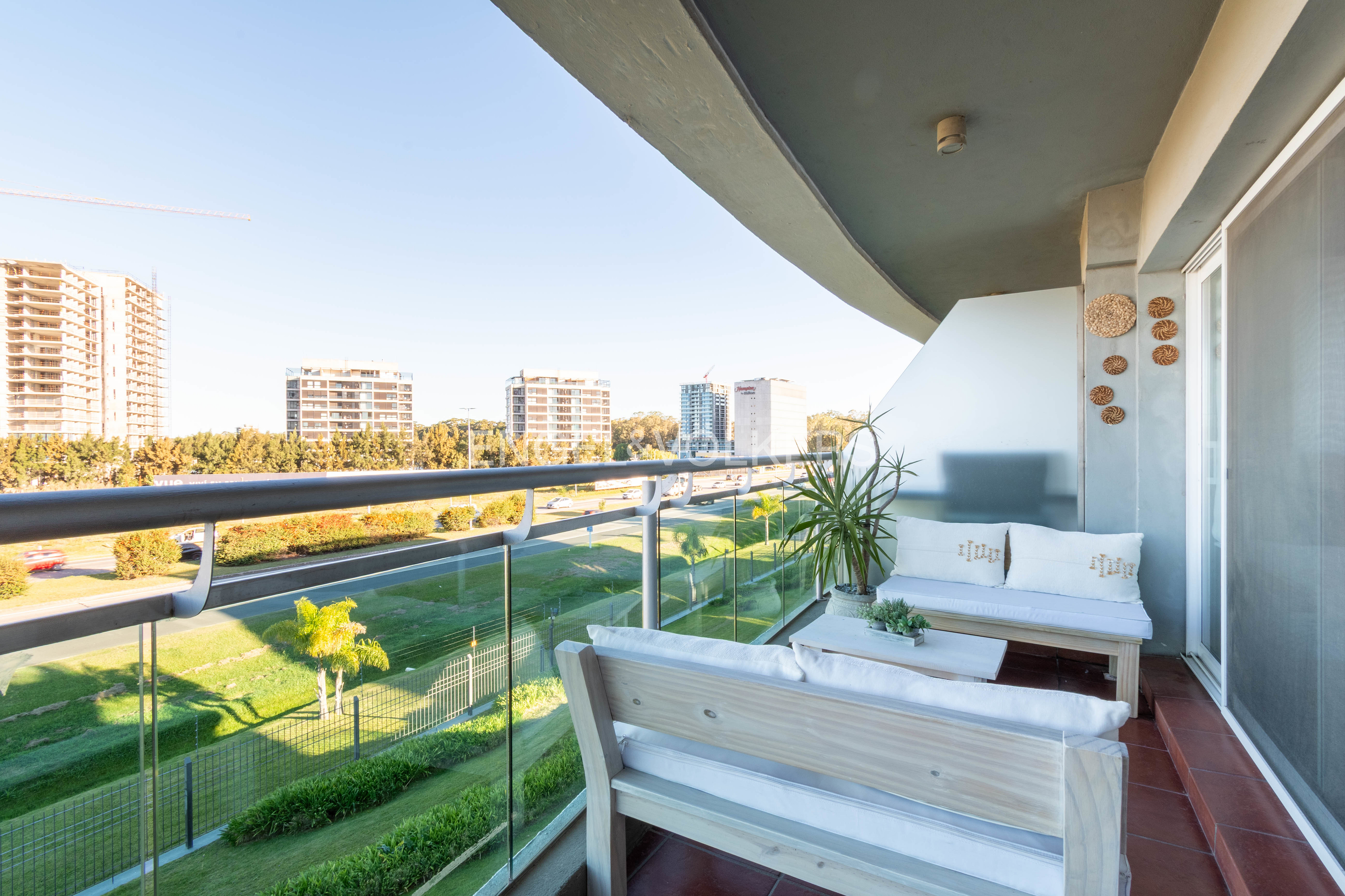Moderno apartamento dúplex de 2 dormitorios en alquiler en Av. de las Américas
