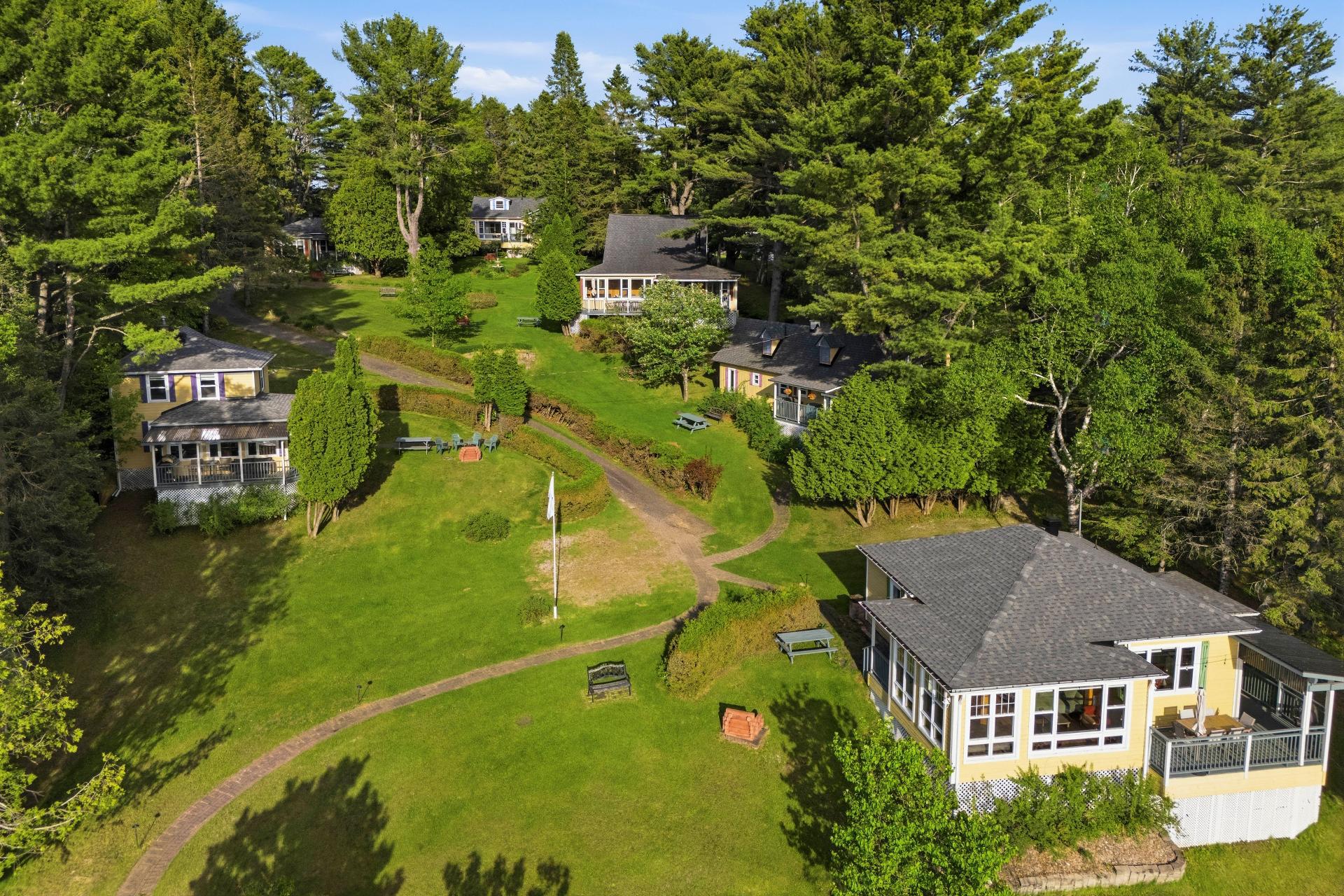 Private rental estate on prestigious Lac Simon.