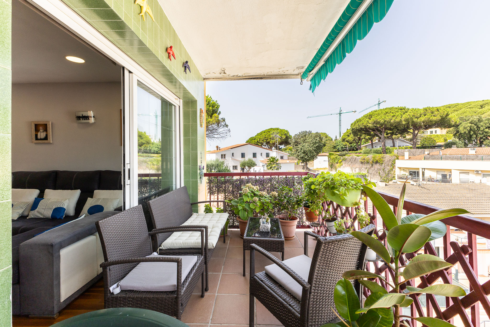 Piso reformado con terraza, piscina comunitaria y vistas