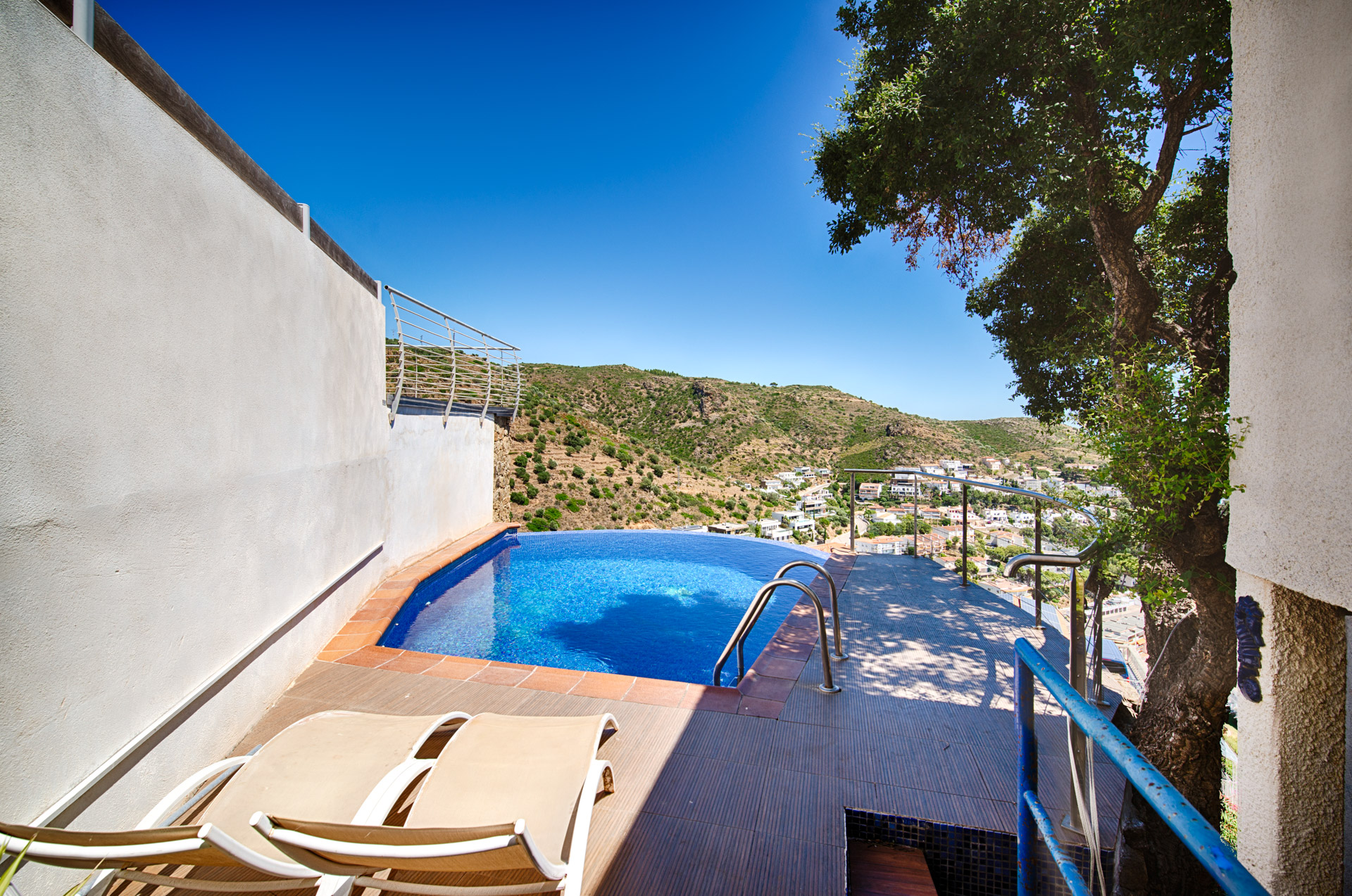 Casa adossada de capçalera amb piscina infinita i vistes al mar a l'Almadrava