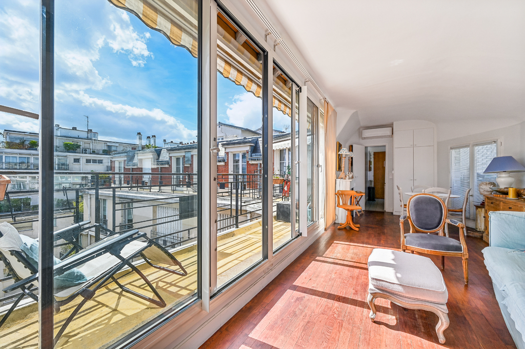 Auteuil, Paris 16. – 8. und letzter Stock, durchgehend, mit großem sonnigen Balkon