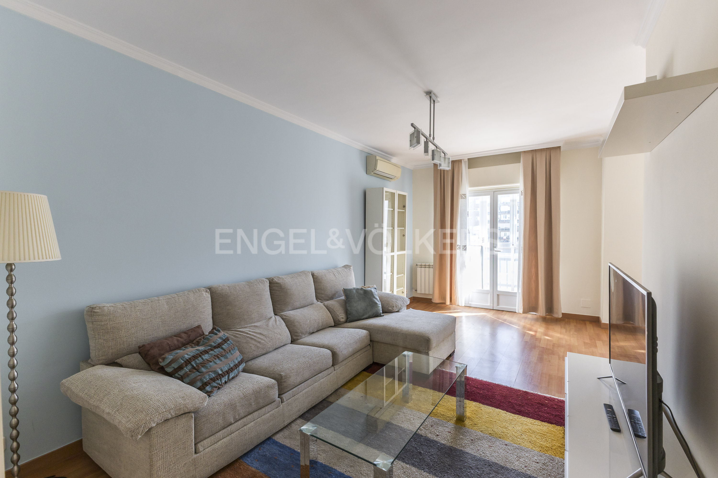 Spectacular furnished apartment with terrace and parking space near Castellana