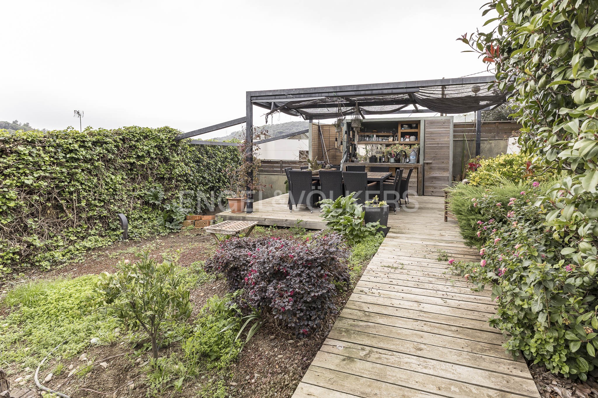 Sunny detached house with views of Collserola.