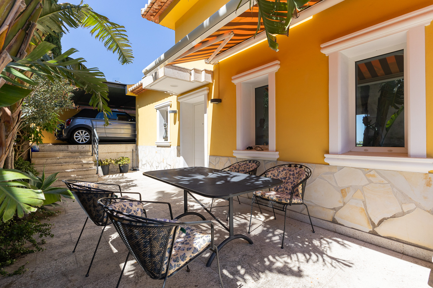 Single-family home with sea view