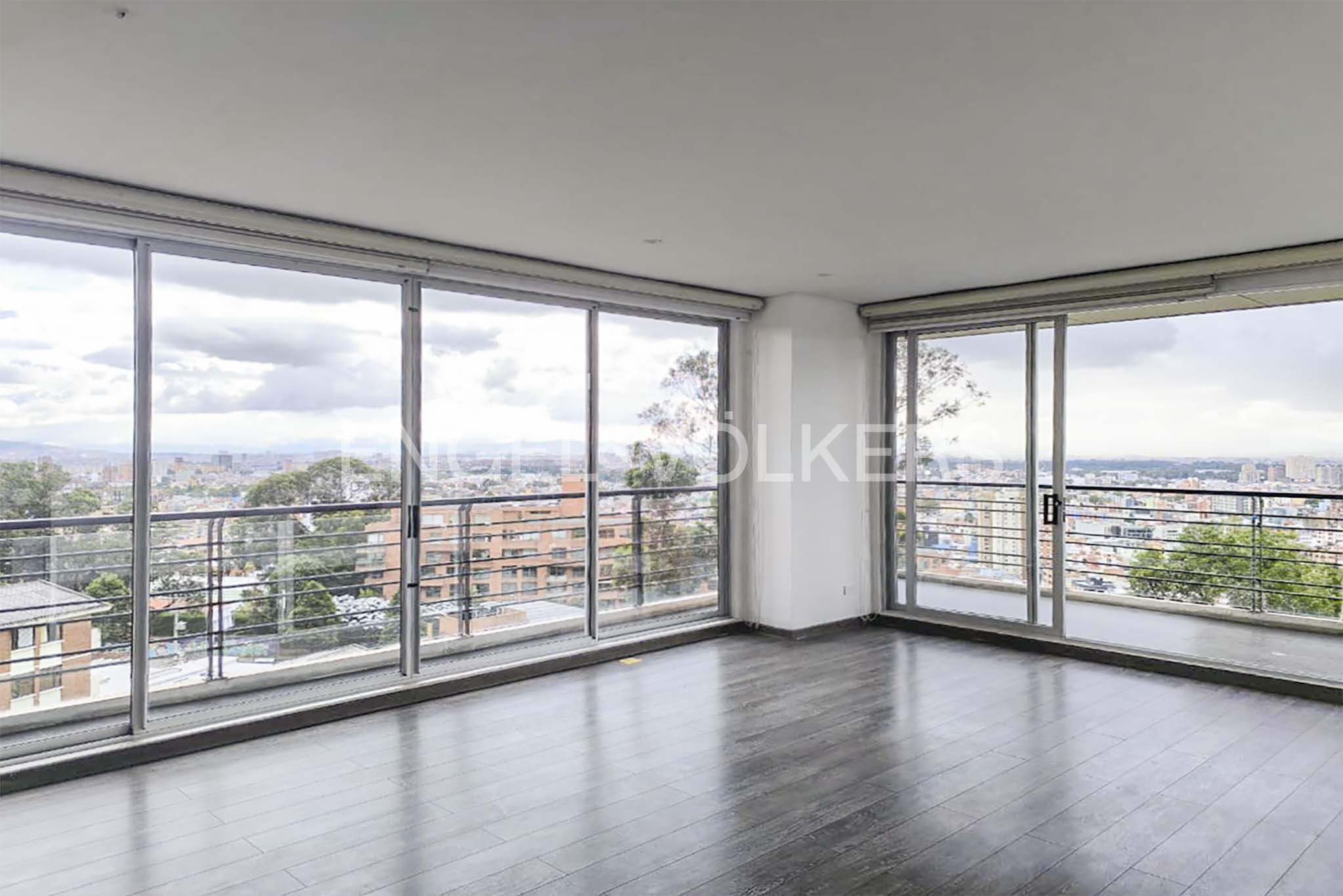 Apartamento amplio, iluminado y con vista para venta en Chapinero Alto
