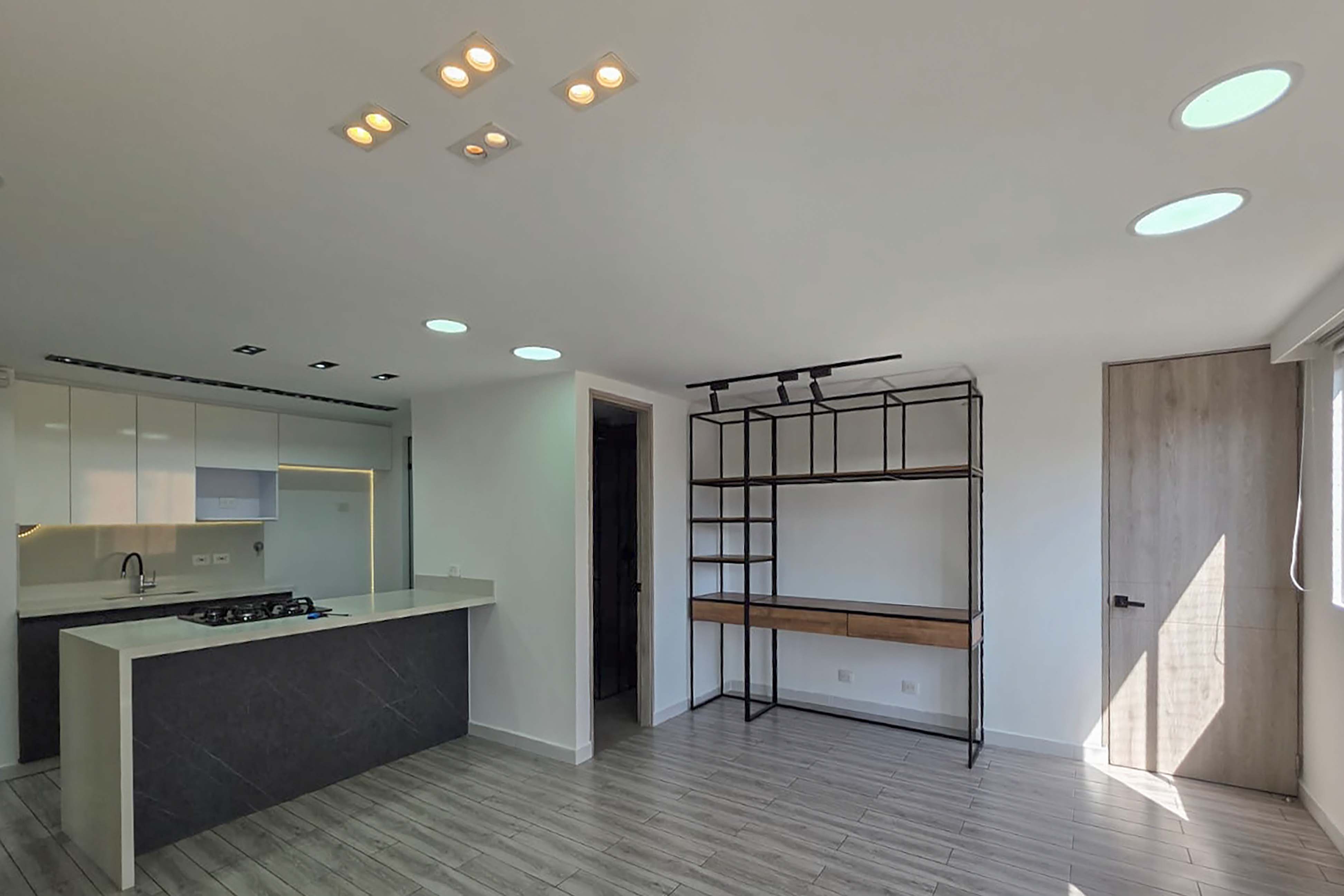 Apartamento con balcón para venta en Laureles