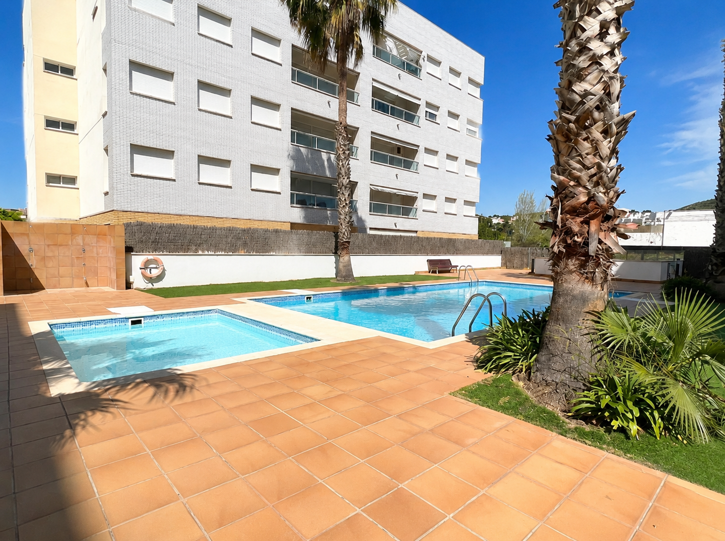 Lluminós apartament de 3 habitacions amb terrassa, piscina, pàrquing i traster a Mas Mel, Calafell