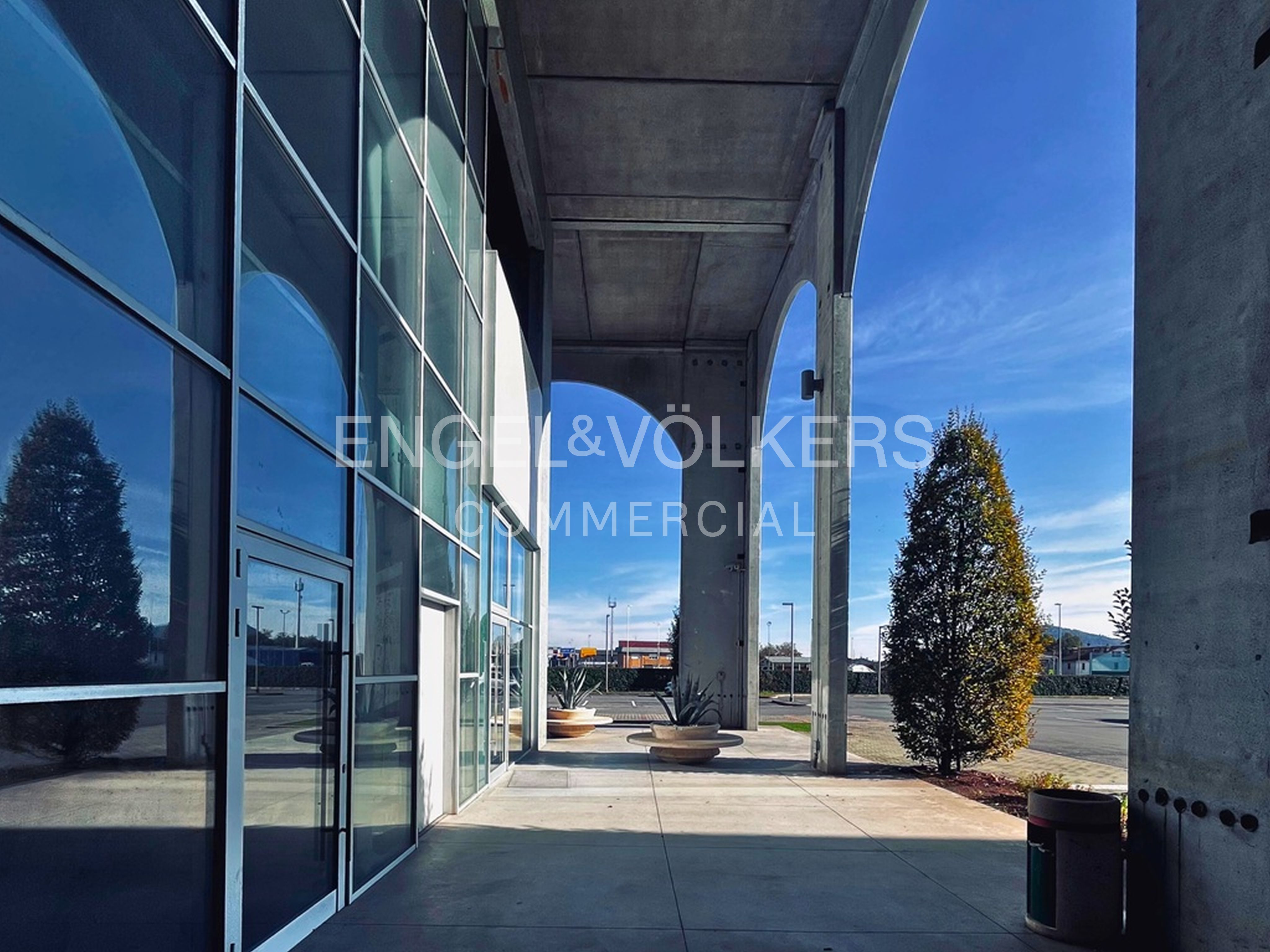 SPAZIO COMMERCIALE A REDDITO – 853 MQ – RENDIMENTO 6% - CAPRIOLO (BS)