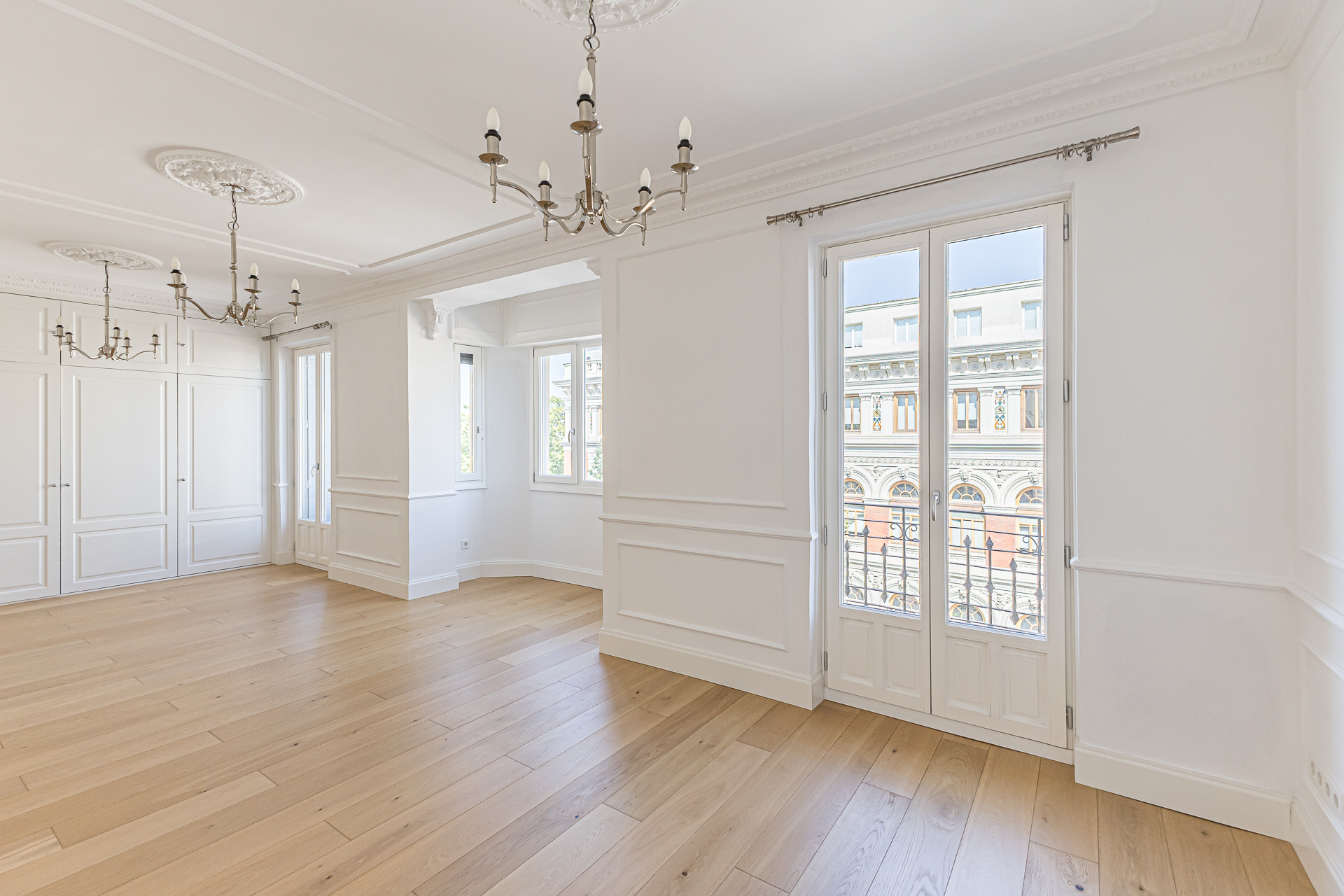 Spectacular exterior apartment with balconies and 3 bedrooms next to Retiro Park for rent